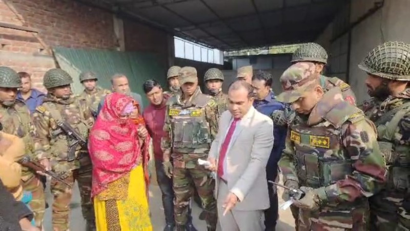বগুড়ায় নকল সিগারেট কারখানা সিলগালা, ১০ কোটি টাকার সরঞ্জাম জব্দ