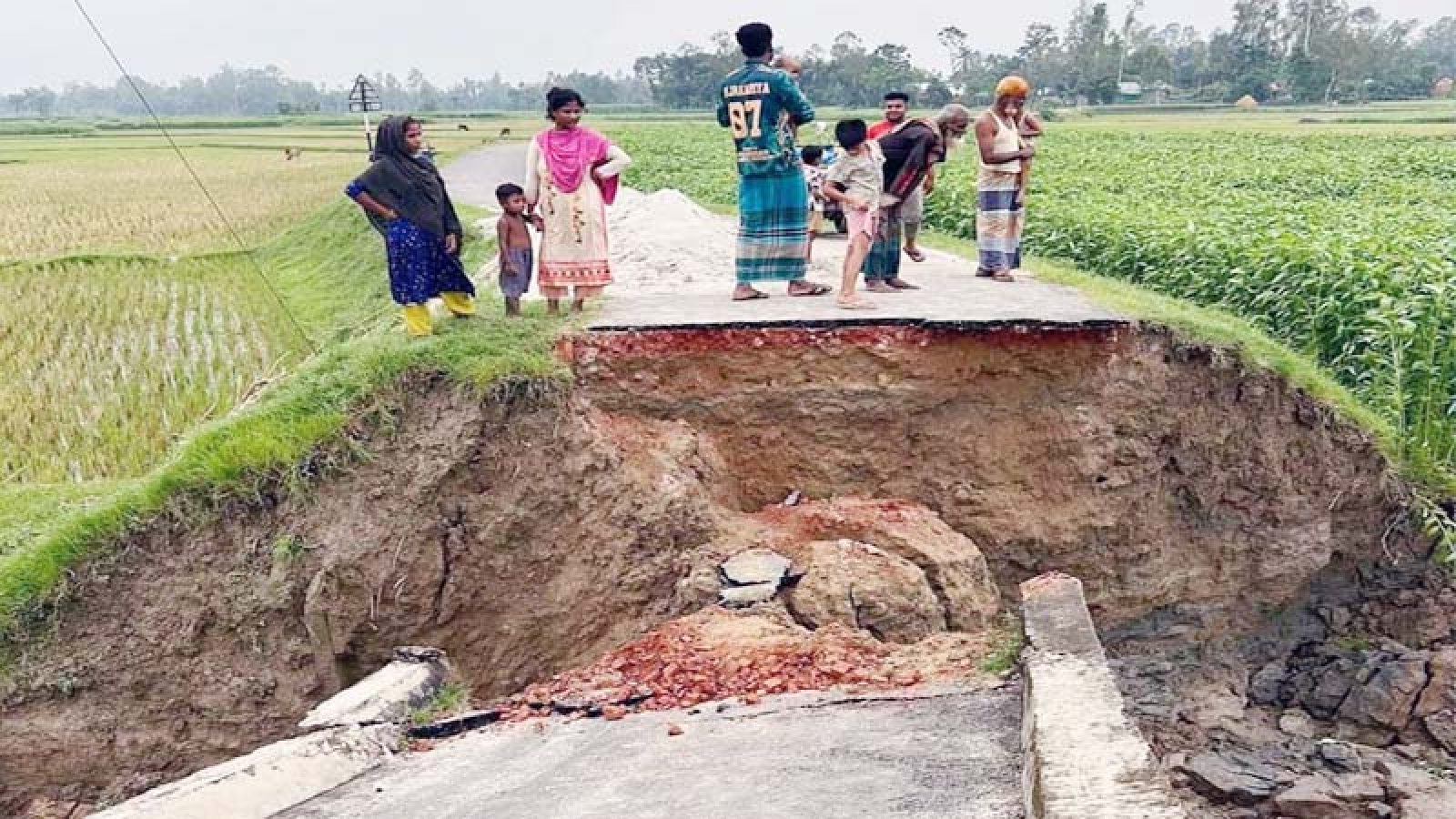 বগুড়ার কালভার্ট ধসে সড়ক বিচ্ছিন্ন, দুর্ভোগে ৩০ হাজার মানুষ