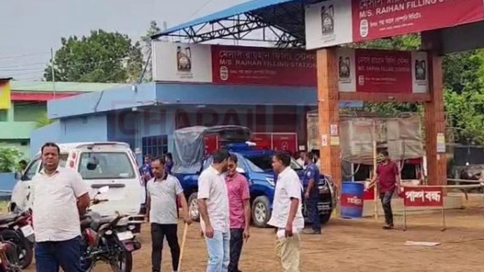 গোমস্তাপুরে তেল নিতে গিয়ে বিএনপি নেতার হাতে এক পুলিশ সদস্য প্রহৃত, আটক তিন