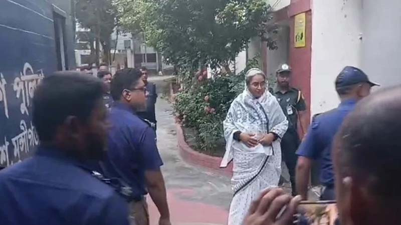 স্বামীকে দেখতে প্যারোলে মুক্তি পেলেন দীপু মনি