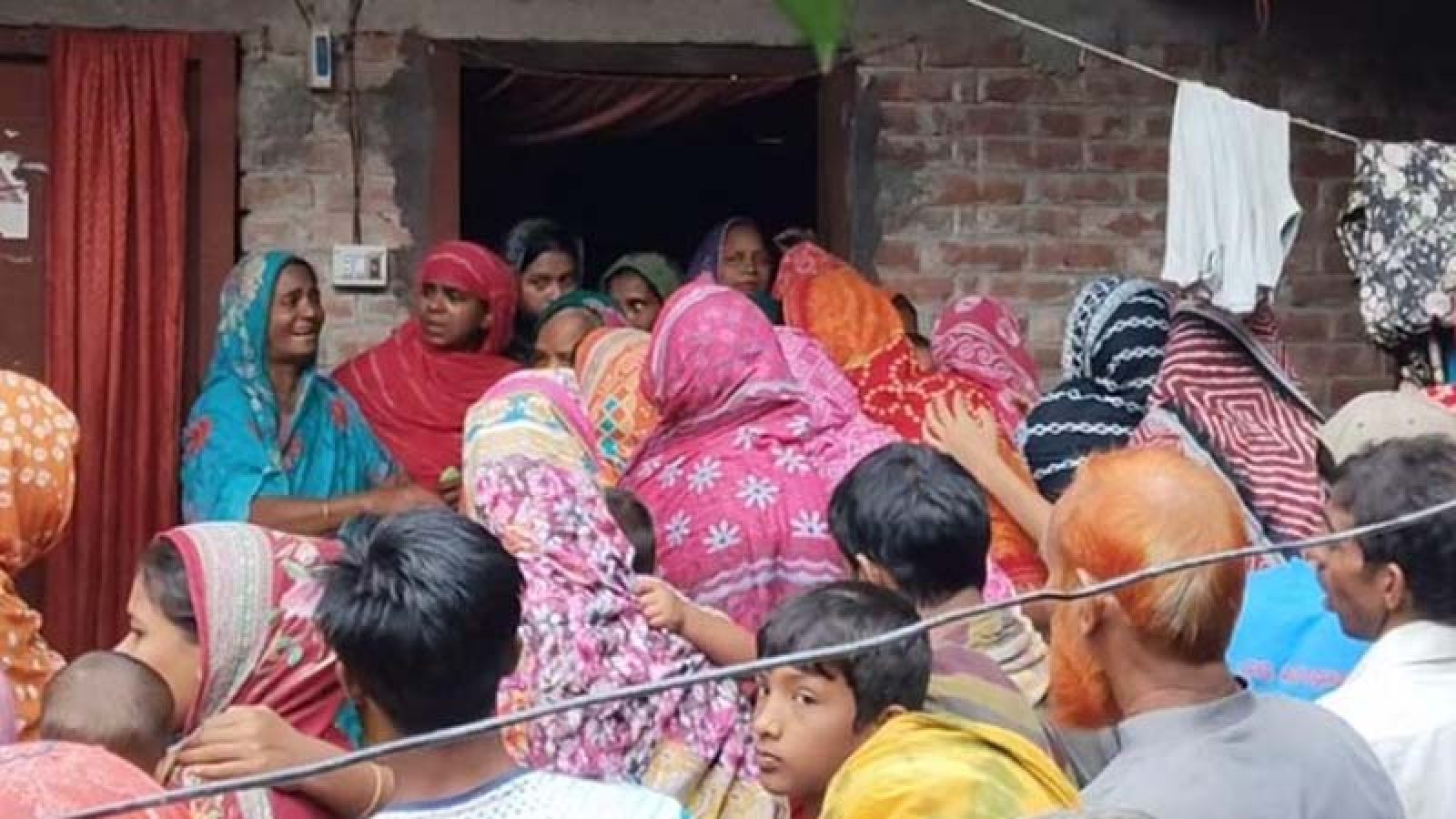 চাঁপাইনবাবগঞ্জে বিদ্যুৎস্পৃষ্ট মা মেয়েসহ তিনজনের মৃত্য