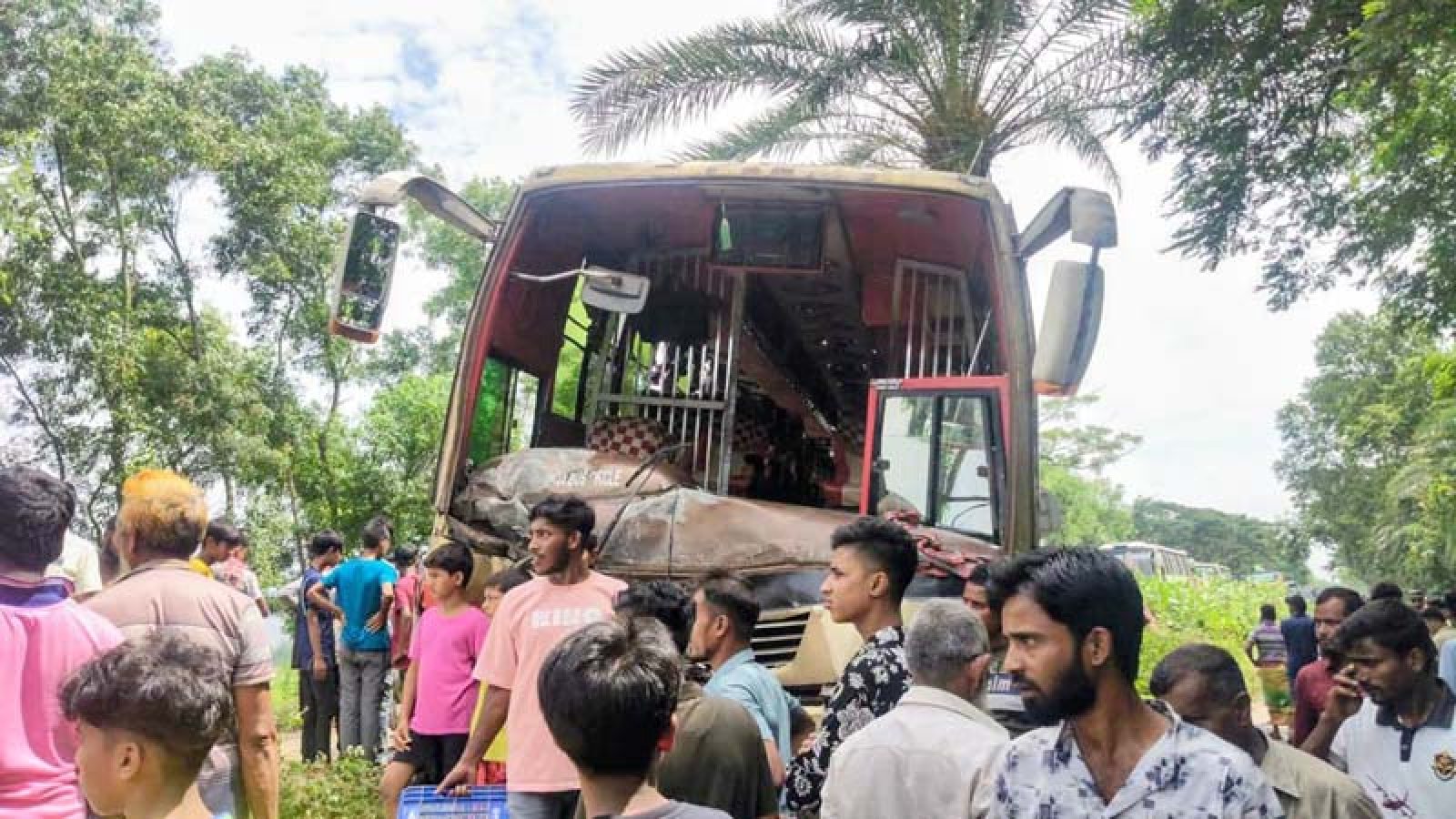 গরুবাহী ভুটভুটি-বাসের মুখোমুখি সংঘর্ষে নিহত ৩, আহত ৪