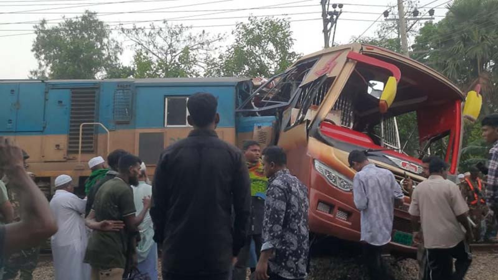 কুমিল্লায় বাসে ট্রেনের ধাক্কা, ১২ জন নিহত