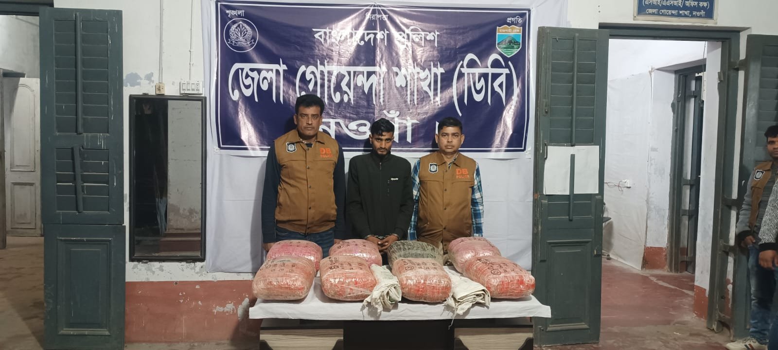 নওগাঁয় পুলিশের অভিযানে ৪২ কেজি গাঁজাসহ আটক ১,  পিকআপ জব্দ