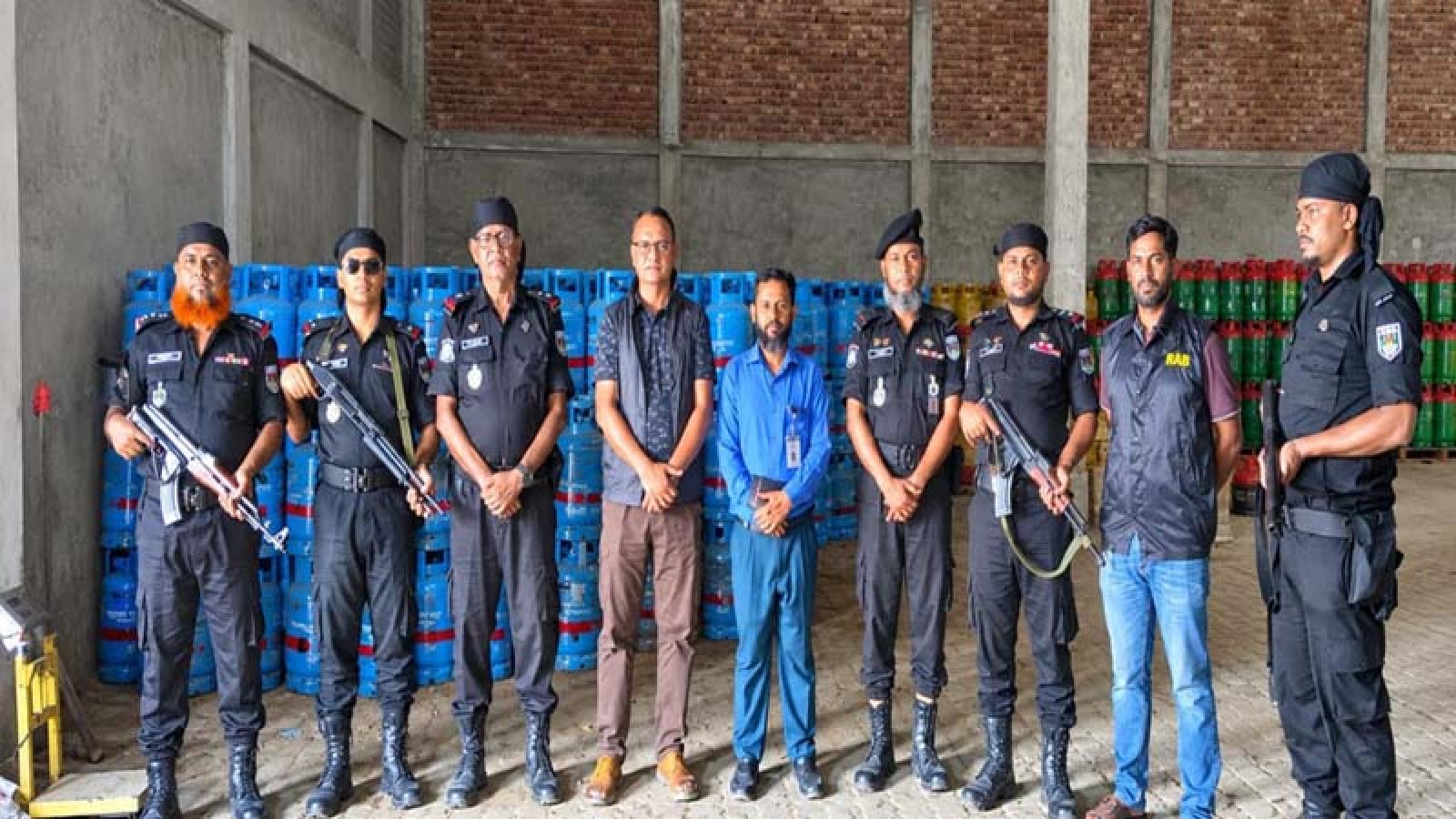 অতিরিক্ত দামে গ্যাস সিলিন্ডার বিক্রি, দুই প্রতিষ্ঠানকে জরিমানা