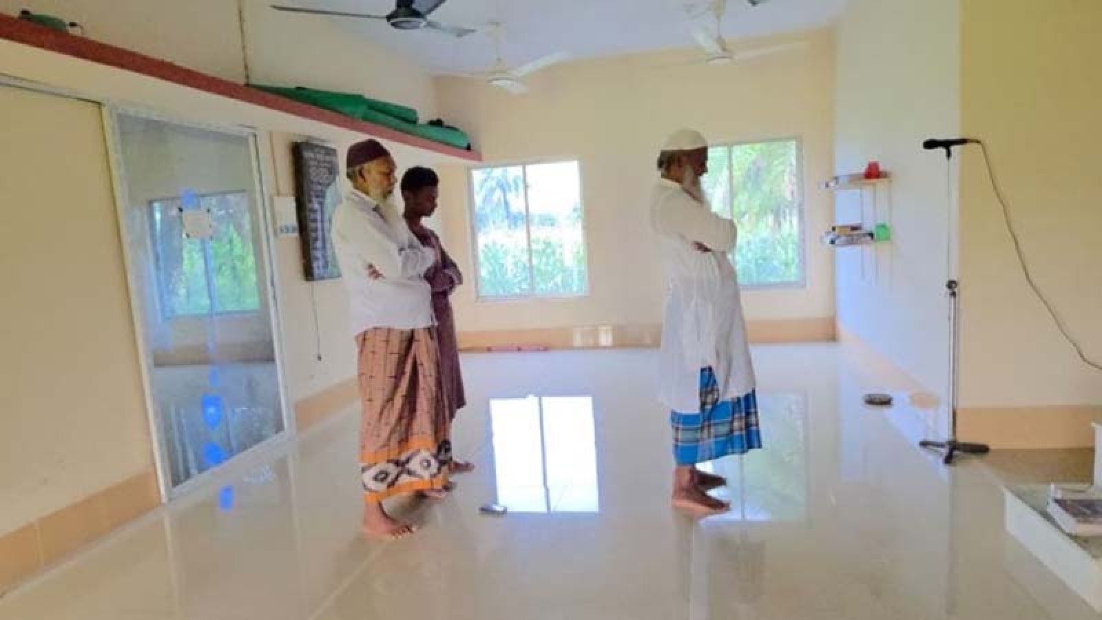 পুঠিয়ায় পাঁচজন নিয়ে ইদের জামাত অনুষ্ঠিত