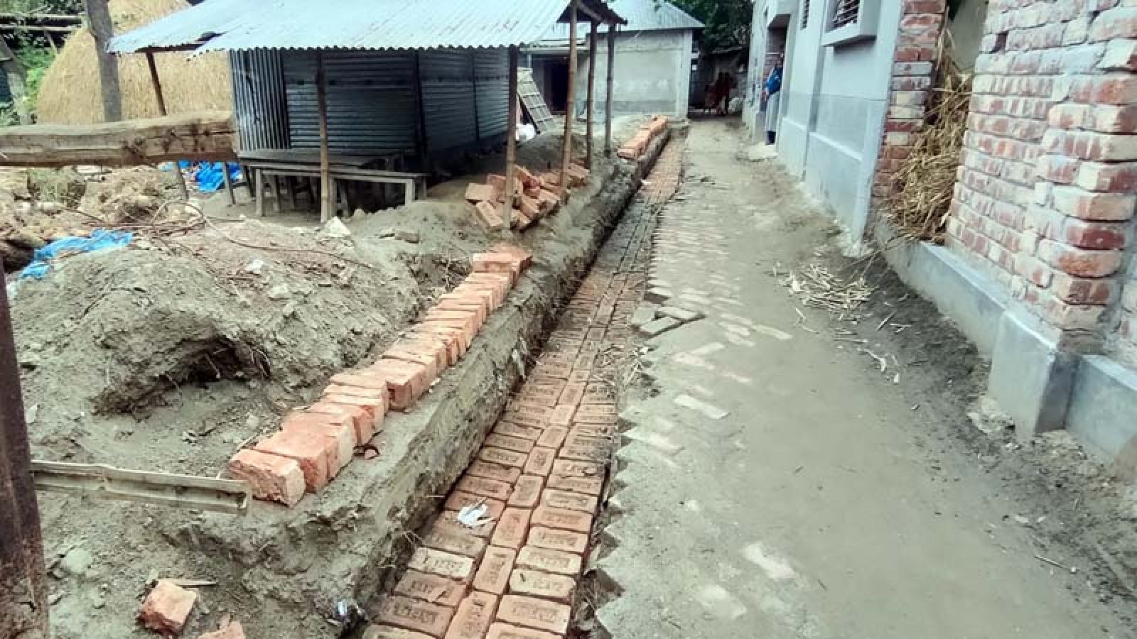 রাণীনগরে রাস্তার ইট তুলে সীমানা প্রাচীর নির্মাণ, চরম ভোগান্তিতে গ্রামবাসী
