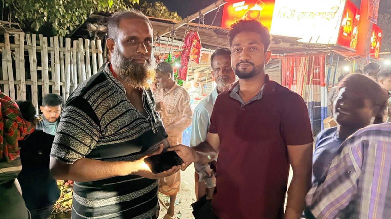 নগরীতে হারানো মোবাইল ফোন উদ্ধার করে প্রকৃত মালিকের কাছে হস্তান্তর করলেন কনস্টেবল