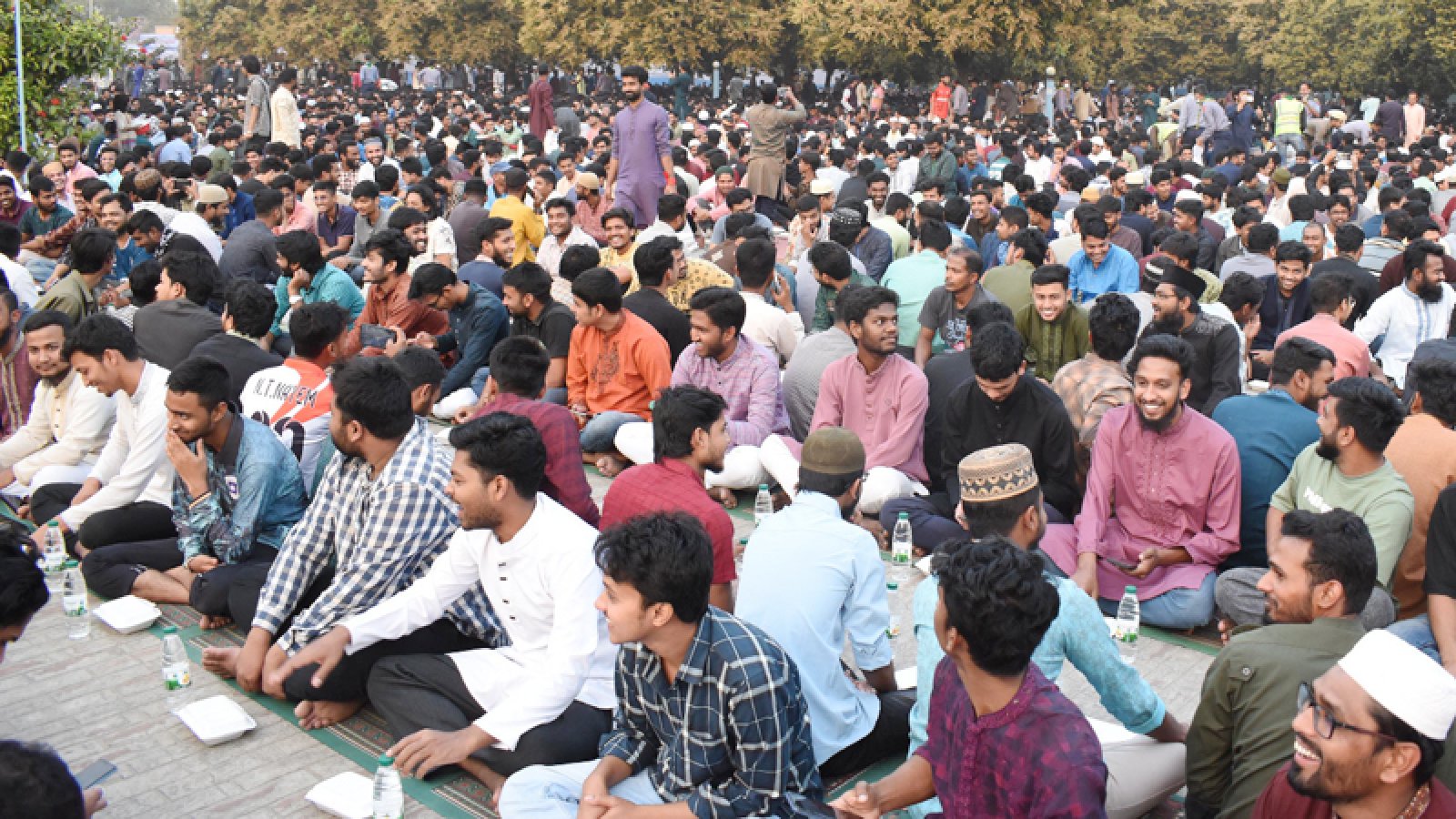 রাকসু’র উদ্যোগে প্রায় ১৮ হাজার শিক্ষার্থীর অংশগ্রহণে গণইফতার