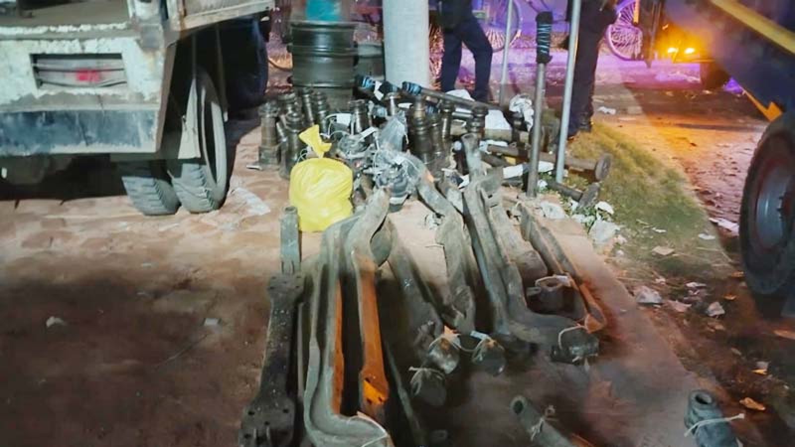 পাথর আমদানির আড়ালে কোটি টাকার যন্ত্রাংশ জব্দ, আটক ১
