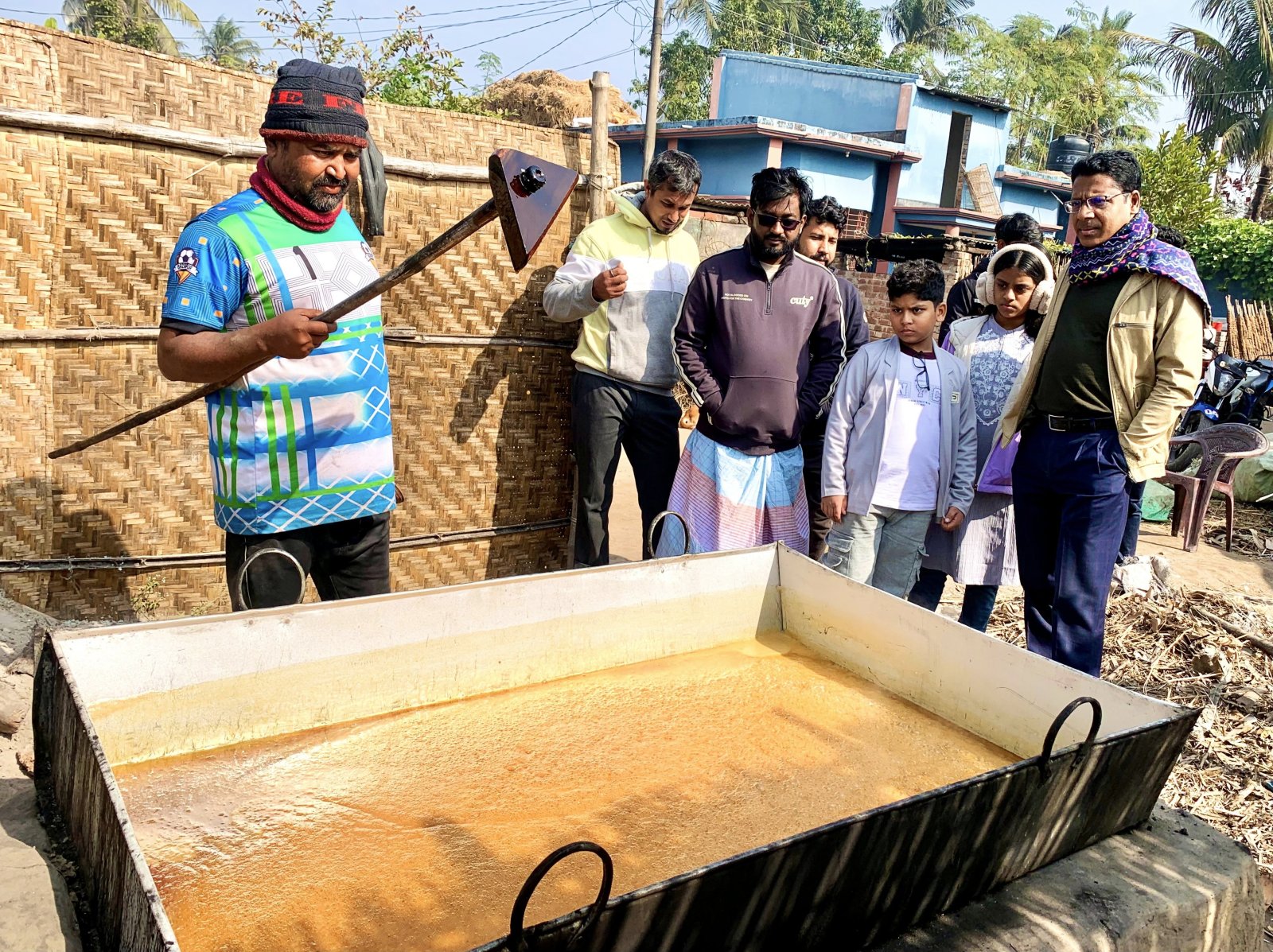 ই-কমার্সে আস্থার উদাহরণ: ম্যাংগো লাভারের গুড় উৎপাদন পরিদর্শনে ভোক্তা অধিদপ্তর