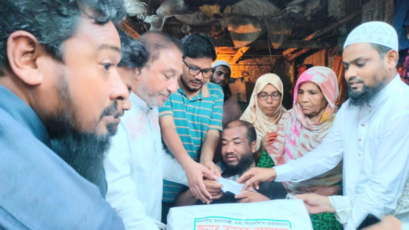 ভোলাহাটে প্রতিবন্ধী পরিবারকে তারেক রহমানের পক্ষে অর্থ সহায়তা প্রদান শাহিন শওকতের