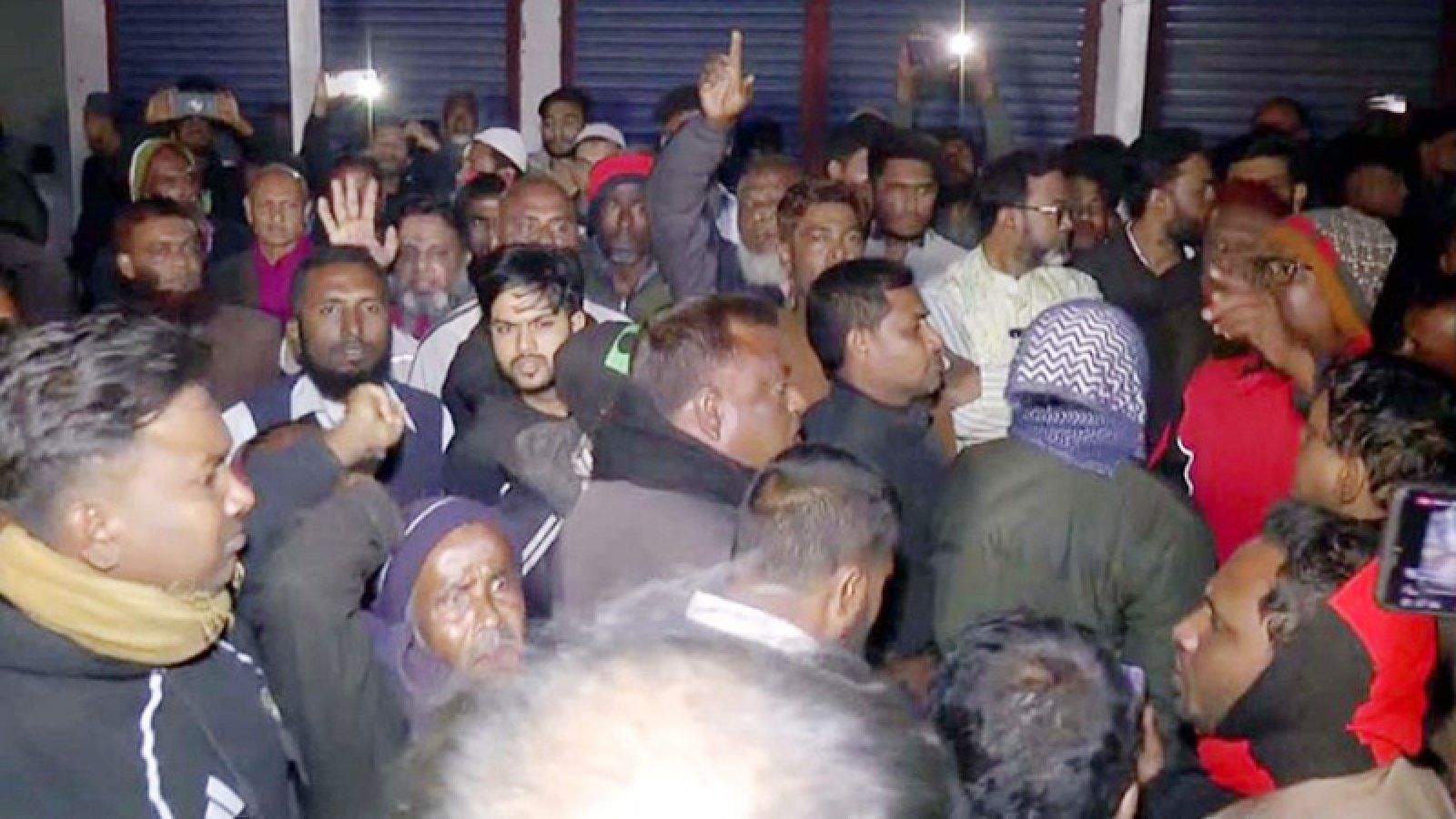 জাপা প্রার্থীকে আটকে হেনস্তা, এনসিপির ২ কর্মীকে ধরে পুলিশে দিলো জনতা