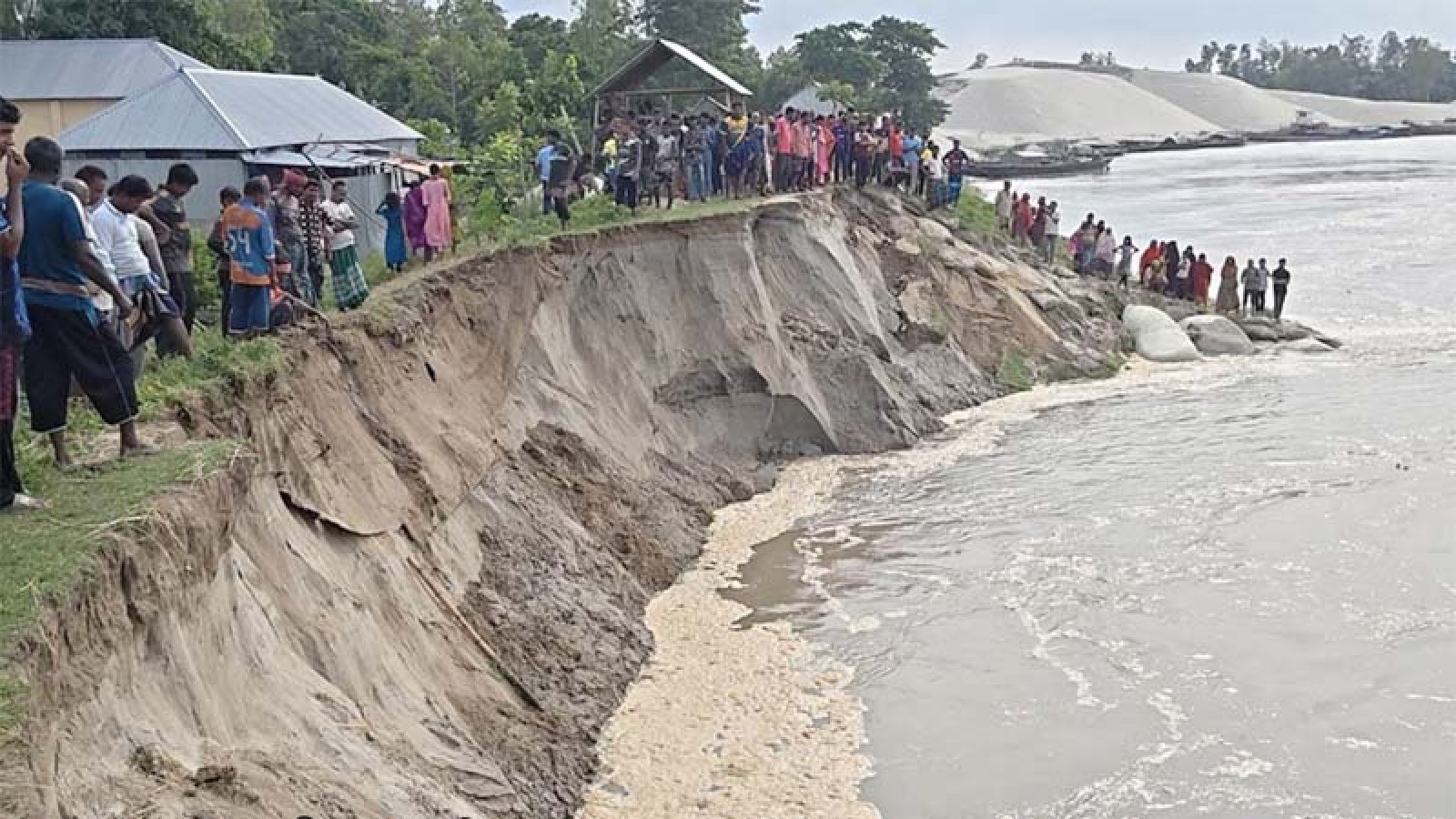 বগুড়া ধুনট অংশে বাঁধে ফের ভাঙন, নিরাপদ আশ্রয়ের খোঁজে যমুনা নদীপাড়ের মানুষ