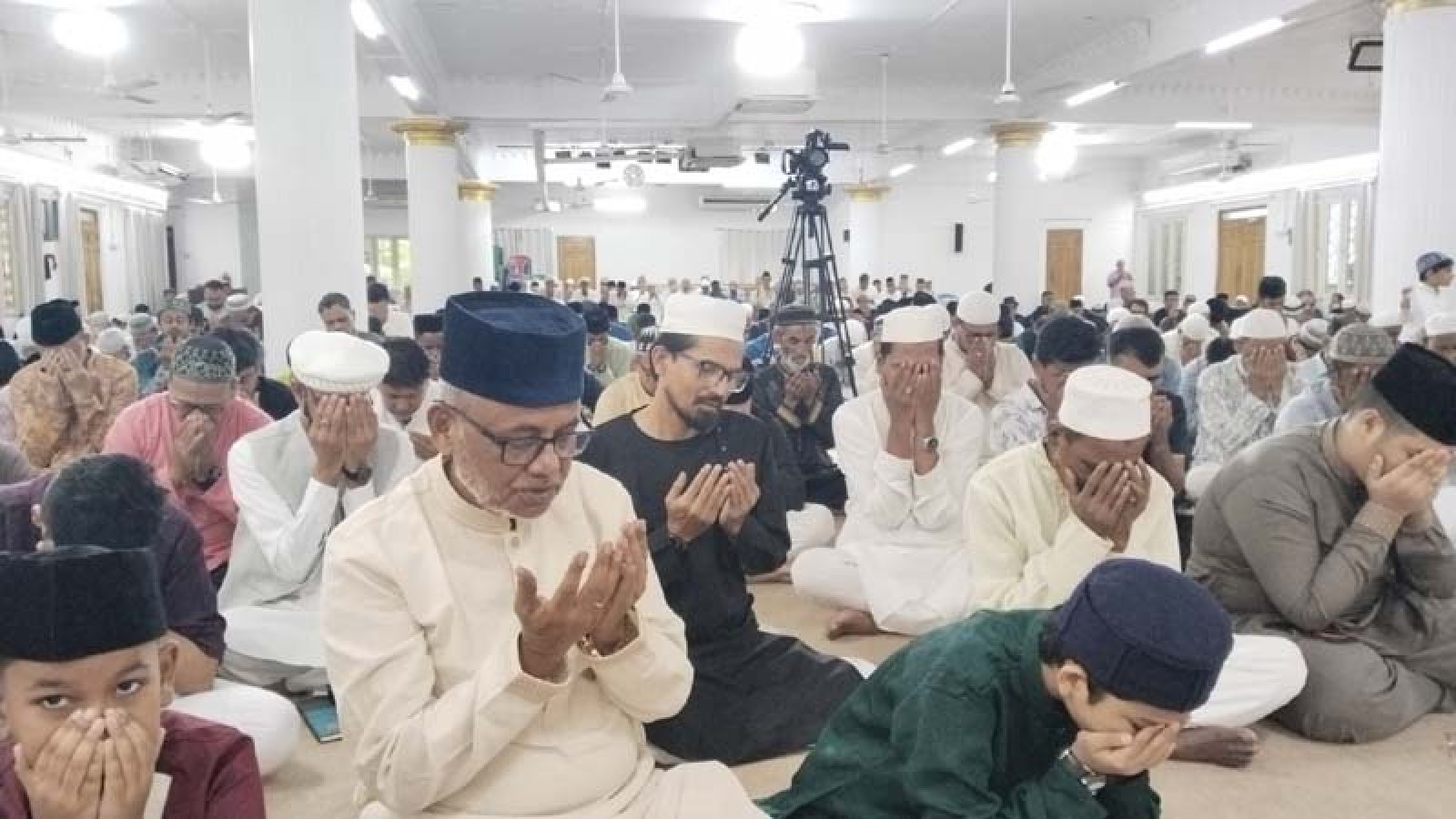 আহমদিয়া কেন্দ্রীয় জামে মসজিদে ইদুল আজহার নামাজ আদায়