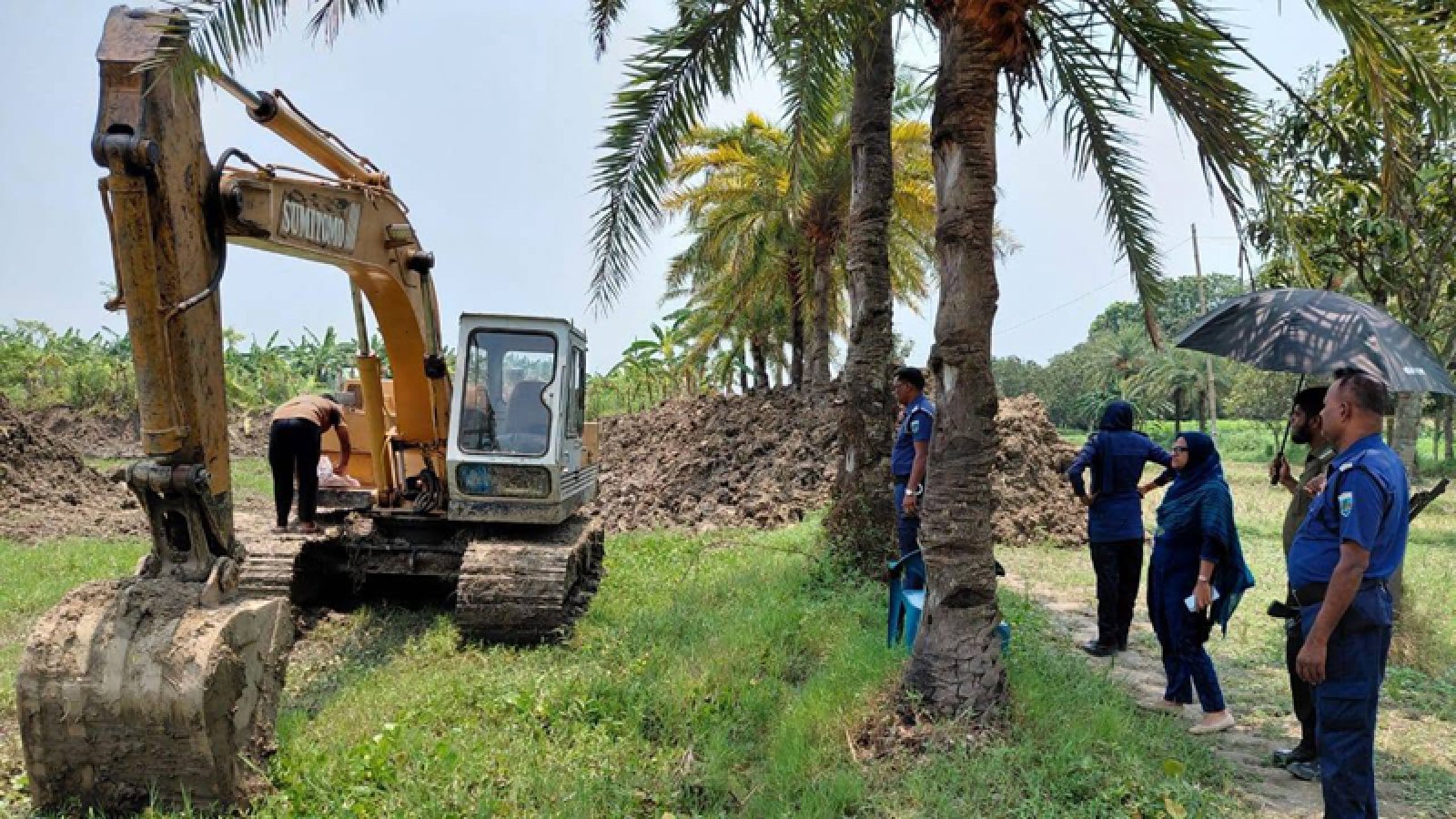 বাঘায় অবৈধভাবে পুকুর খননের অভিযোগে ভেকুর এস্কেভেটর জব্দ