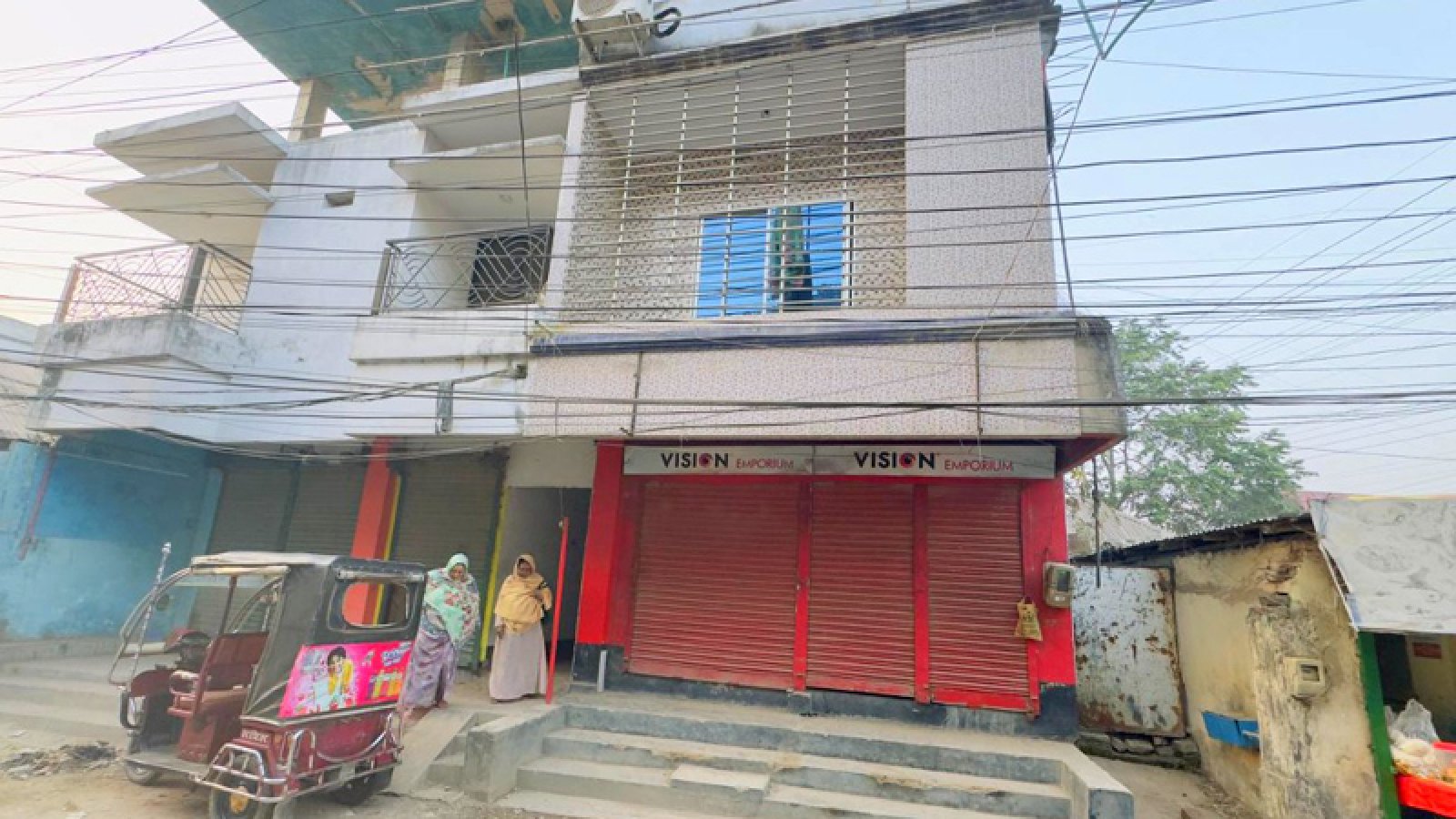 বগুড়ায় ভাড়াটিয়াকে আটকে রেখে ১৫ লাখ টাকার মাল লুট