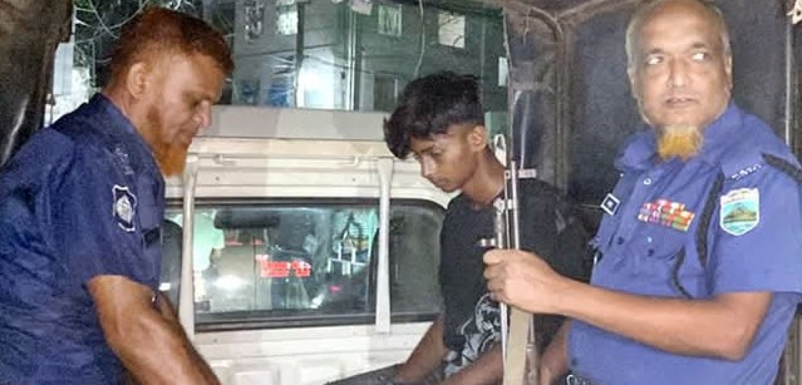 চাঁপাইনবাবগঞ্জে শিক্ষার্থীর মোবাইল-টাকা ছিনতাইয়ের অভিযোগে যুবক আটক