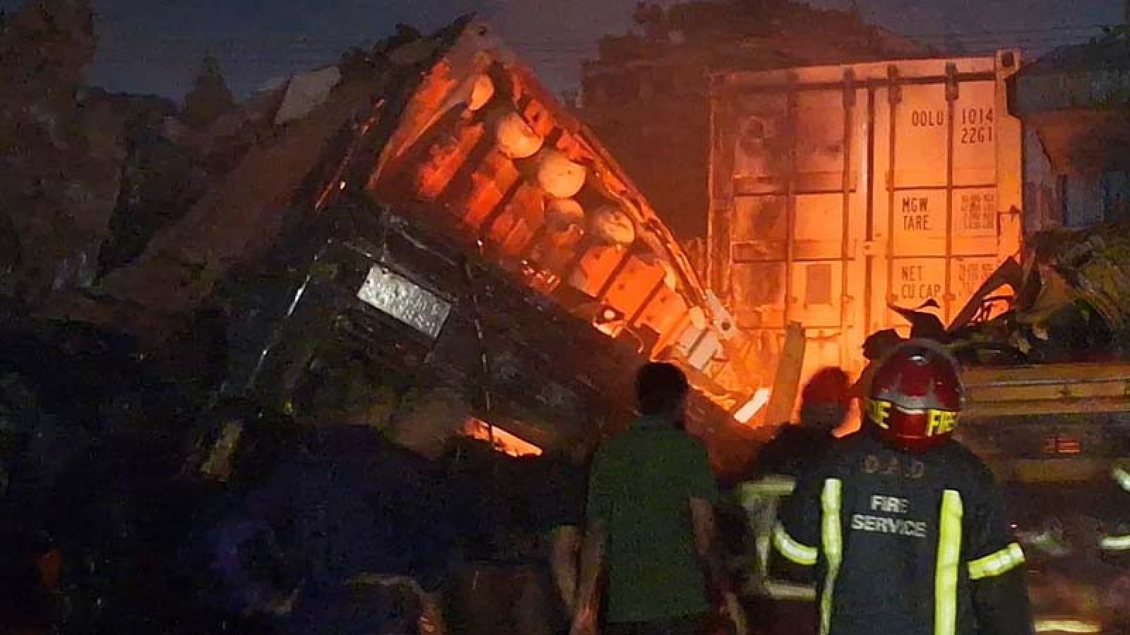 আশুলিয়ায় পোশাক কারখানায় বিস্ফোরণের পর আগুন, নিহত বেড়ে ৭: ফায়ার সার্ভিস