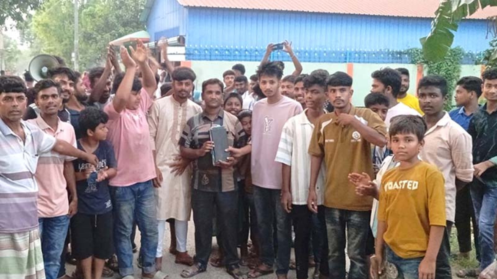 লোডশেডিং : ঈশ্বরদীতে  পল্লি বিদ্যুতের মিটার রিডারকে আটকে  গ্রামবাসীর বিক্ষোভ