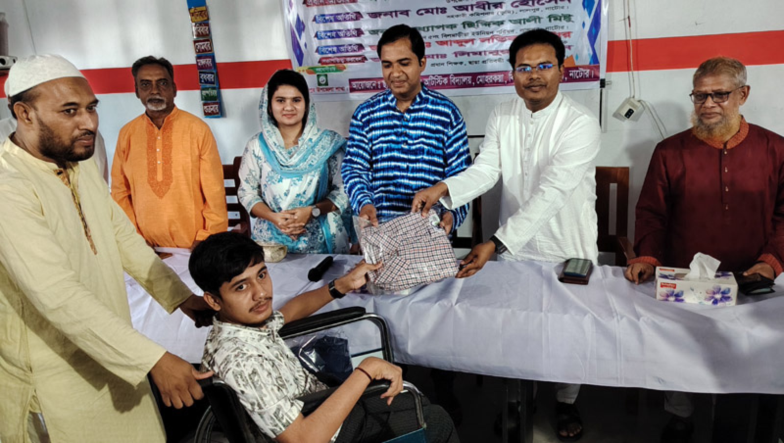 লালপুরে বিশেষ চাহিদাসম্পন্ন শিক্ষার্থীর মাঝে নতুন পোশাক বিতরণ