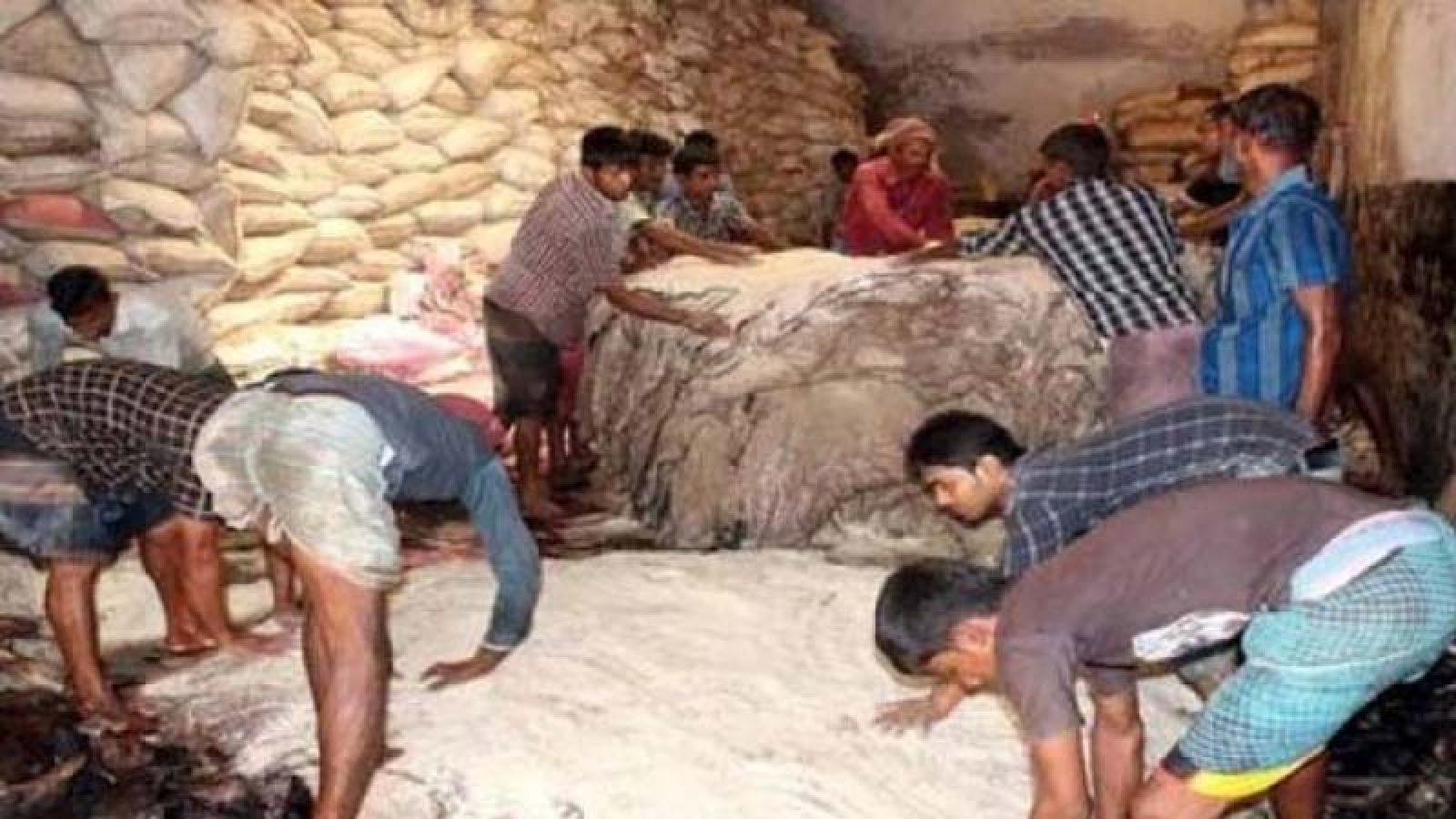 রাস্তায় পড়ে নষ্ট হচ্ছে কোরবানির চামড়া