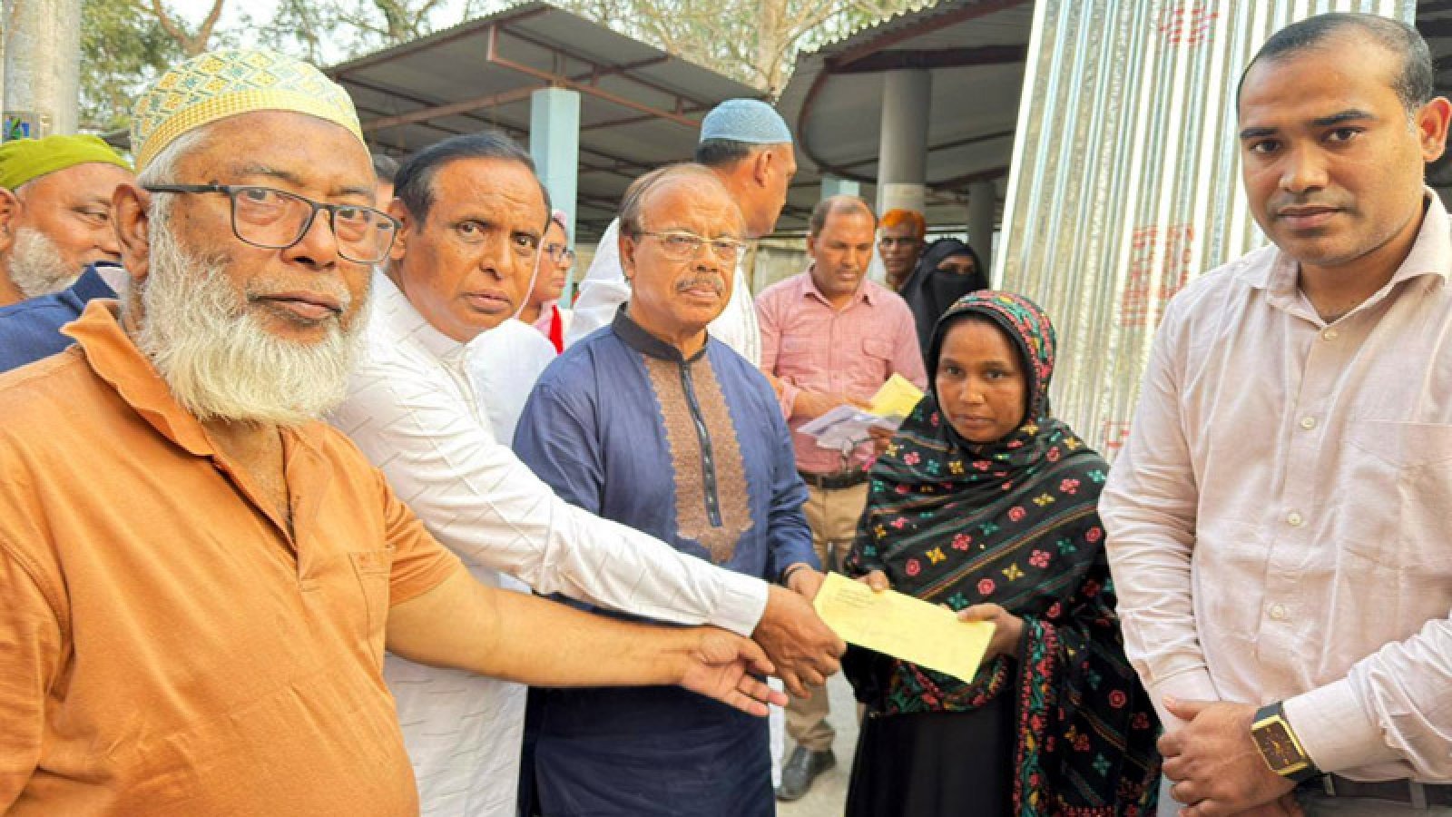 রাণীনগরে এমপির টিন ও আর্থিক সহায়তার চেক বিতরণ