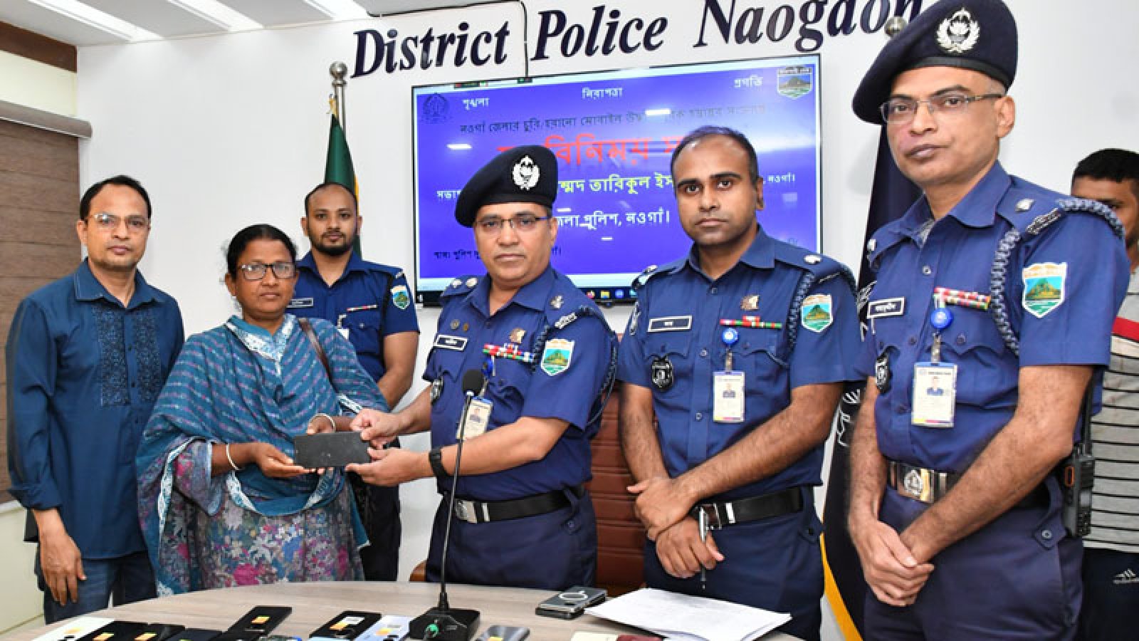 নওগাঁয় ৮৫টি হারানো মোবাইল ফোন ফেরত দিলো পুলিশ