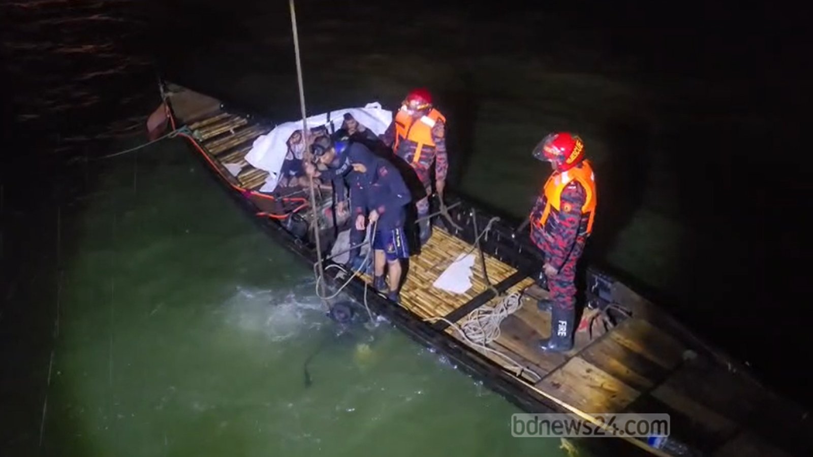 চোখের সামনে স্ত্রী-সন্তানসহ বাসটি পদ্মায় ডুবতে দেখেন নুরুজ্জামান