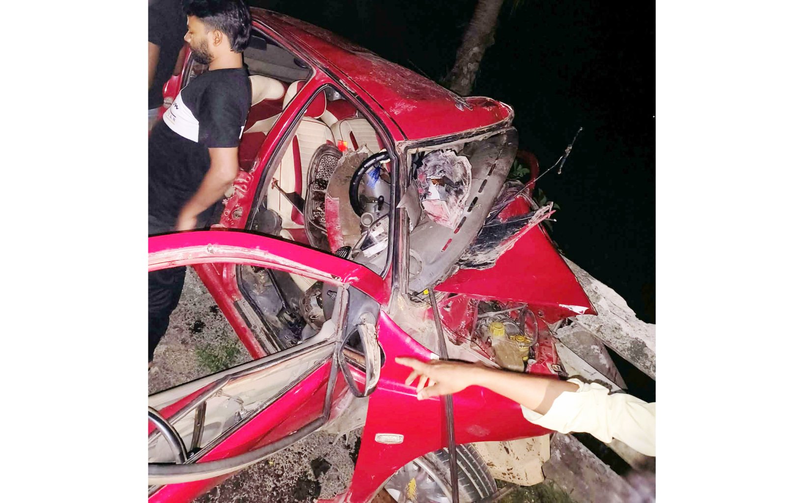 পত্নীতলায় প্রাইভেটকার নিয়ন্ত্রণ হারিয়ে দুই ব্যবসায়ী নিহত