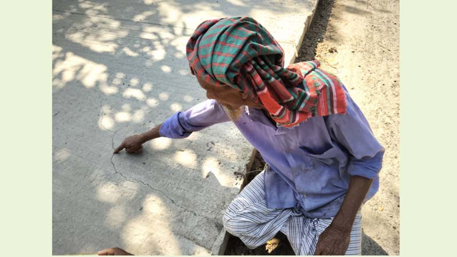 ১৪ কোটি টাকার পবা-তানোর সড়কে ঢালাইয়ের পরই ফাটল, মান নিয়ে প্রশ্ন