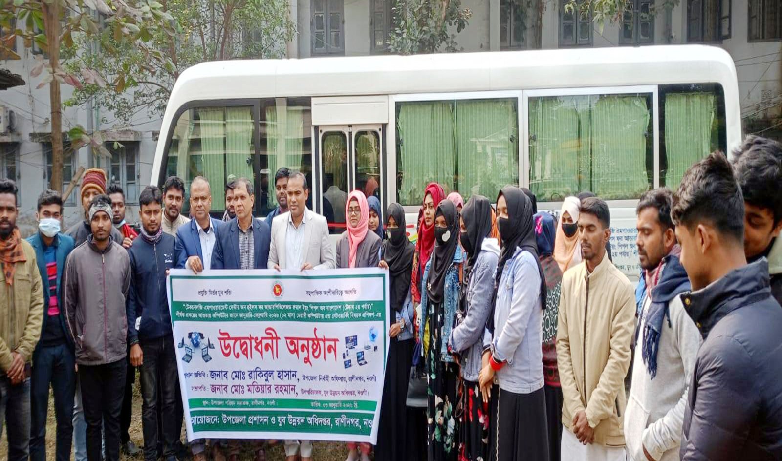 প্রথমবারের মতো ভ্যানে কম্পিউটার প্রশিক্ষণ নিচ্ছে রাণীনগরের যুবক-যুবতীরা
