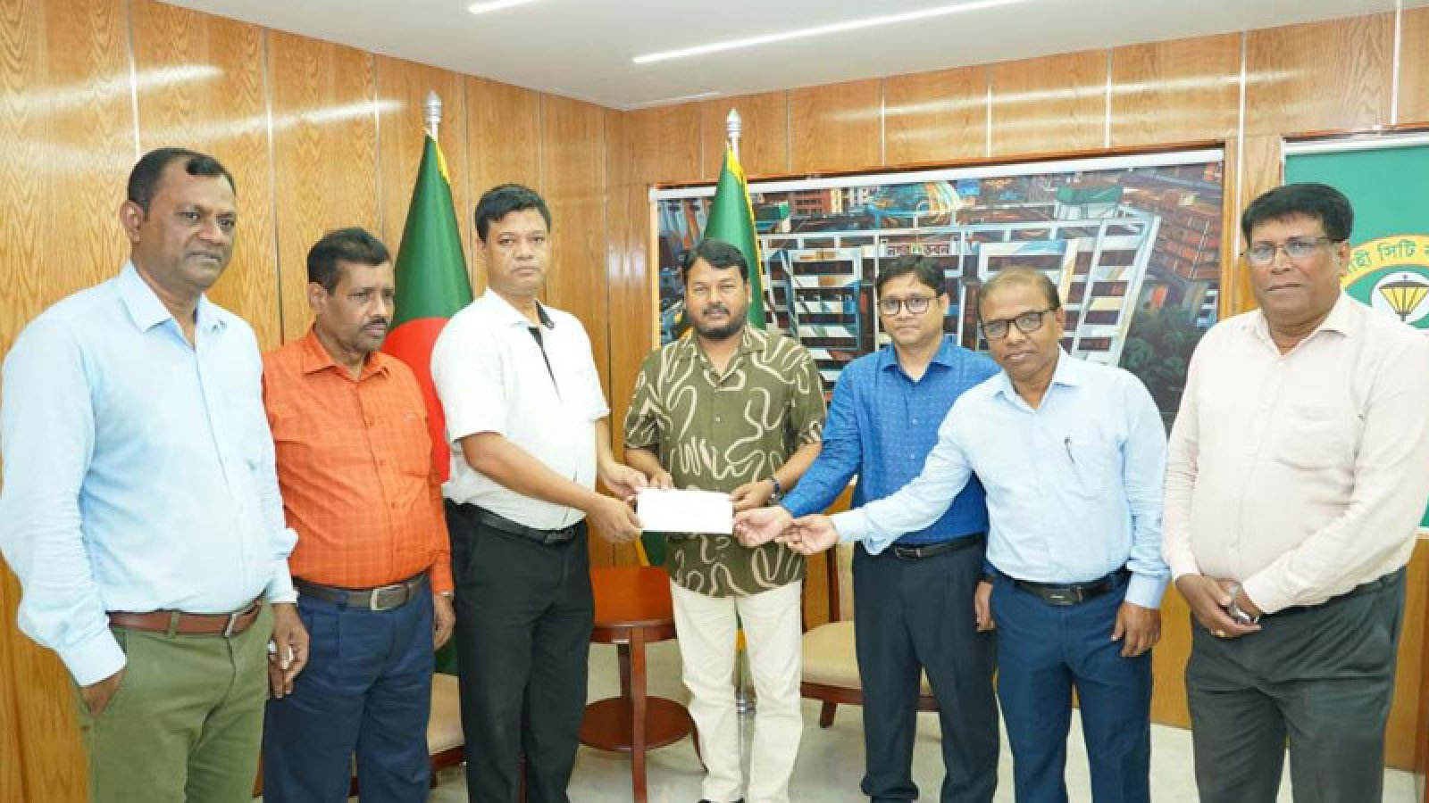 প্রধানমন্ত্রীর ইদ উপহারের অর্থের চেক হস্তান্তর করলেন রাসিক প্রশাসক
