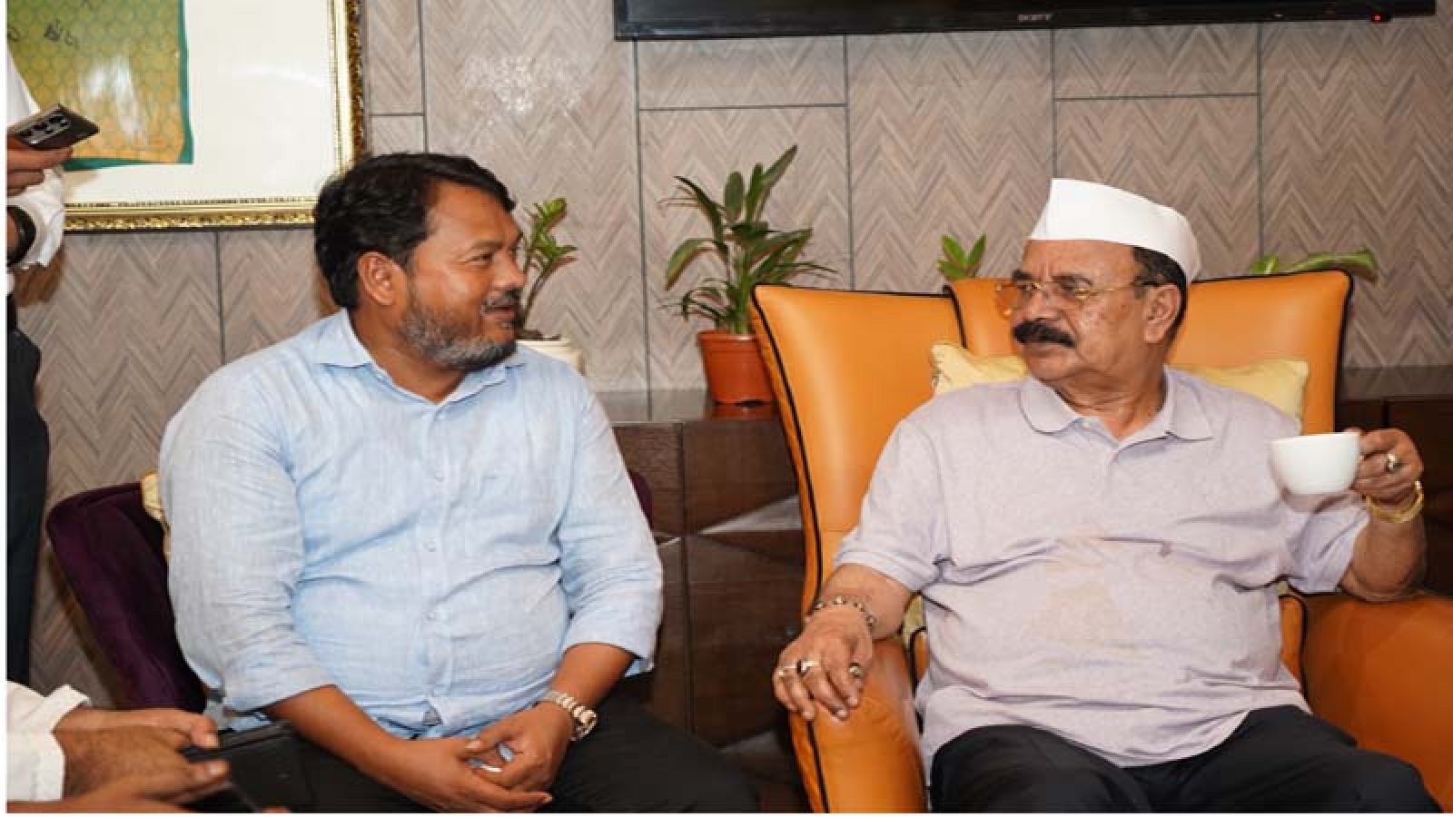 গয়েশ্বর চন্দ্র রায় চৌধুরীর সাথে আলাপচারিতায় রাসিক প্রশাসক