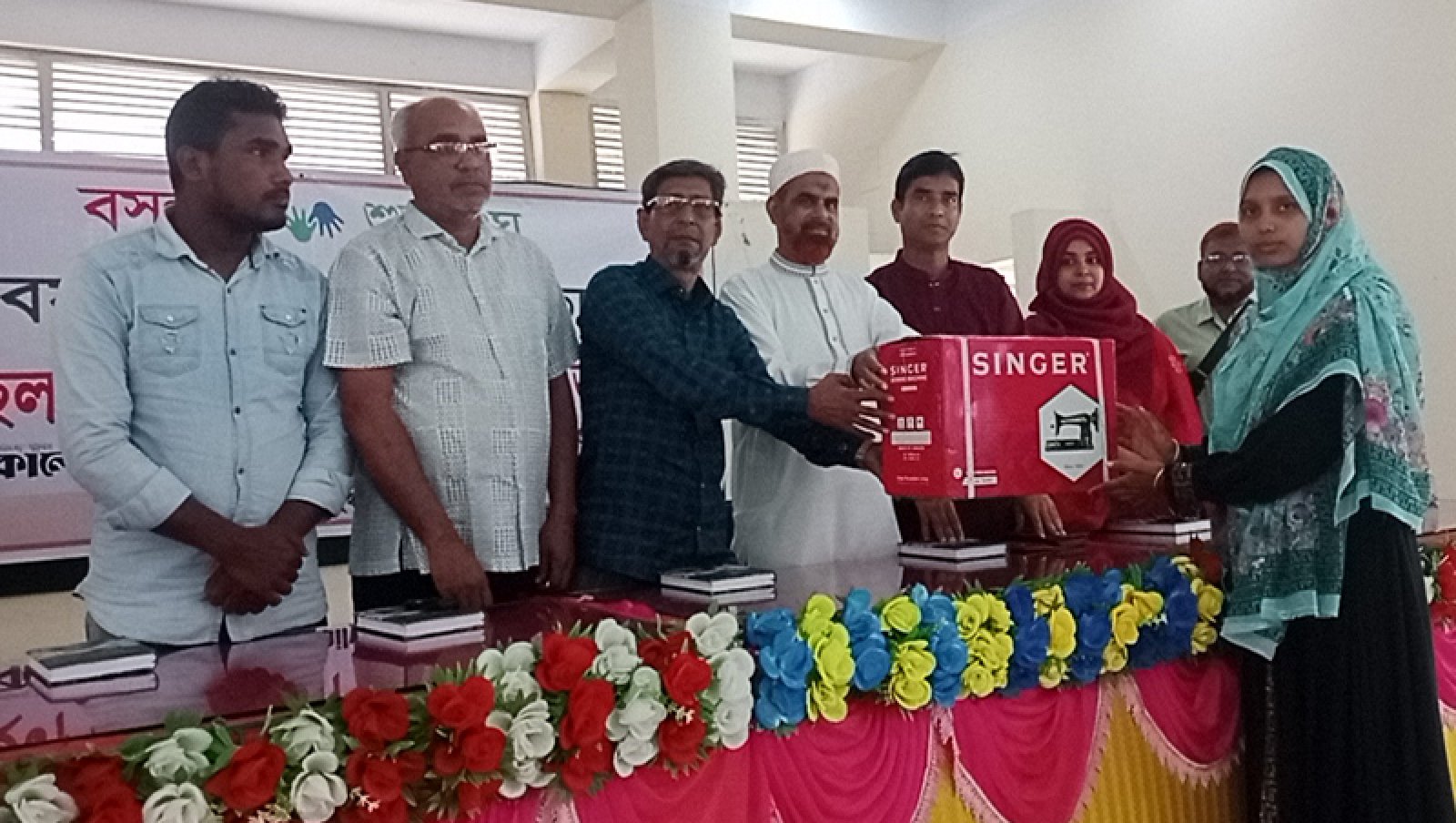 সাপাহারে ৩ মাস প্রশিক্ষণ সহ ১৫ অসচ্ছল নারীকে সেলাই মেশিন দিল বসুন্ধরা শুভসংঘ