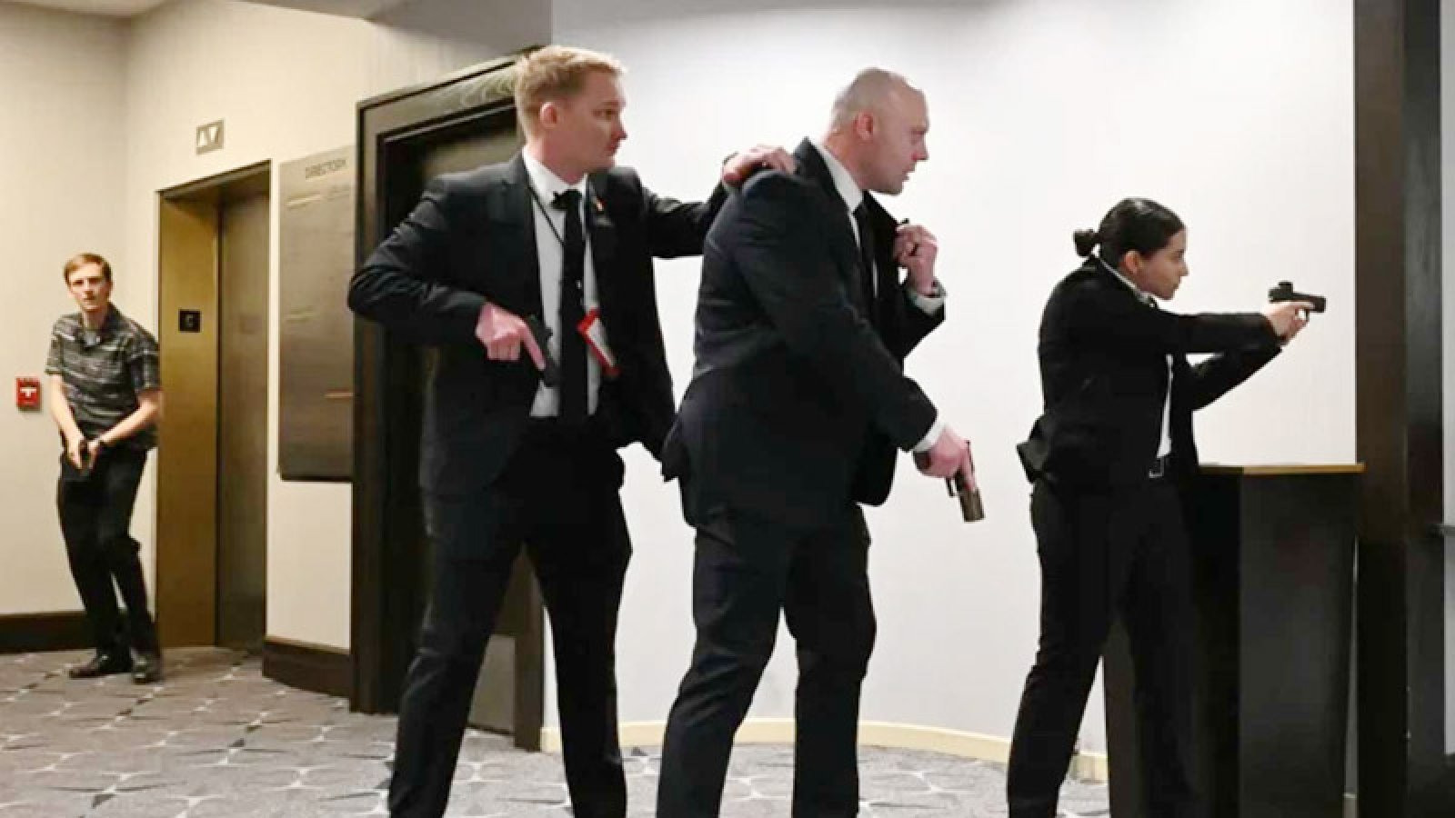 গুলির শব্দে’ ডিনার ভণ্ডুল, সরিয়ে নেওয়া হলো ট্রাম্পকে