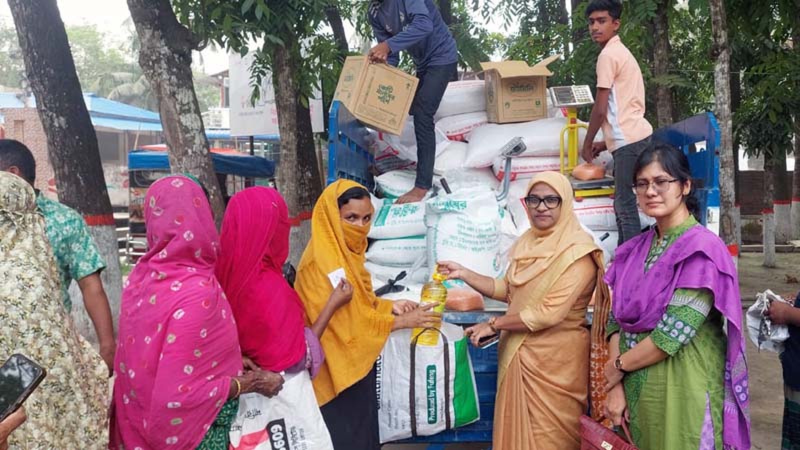 বাঘায় টিসিবি’র পণ্য বিক্রির উদ্বোধন করলেন ইউএনও