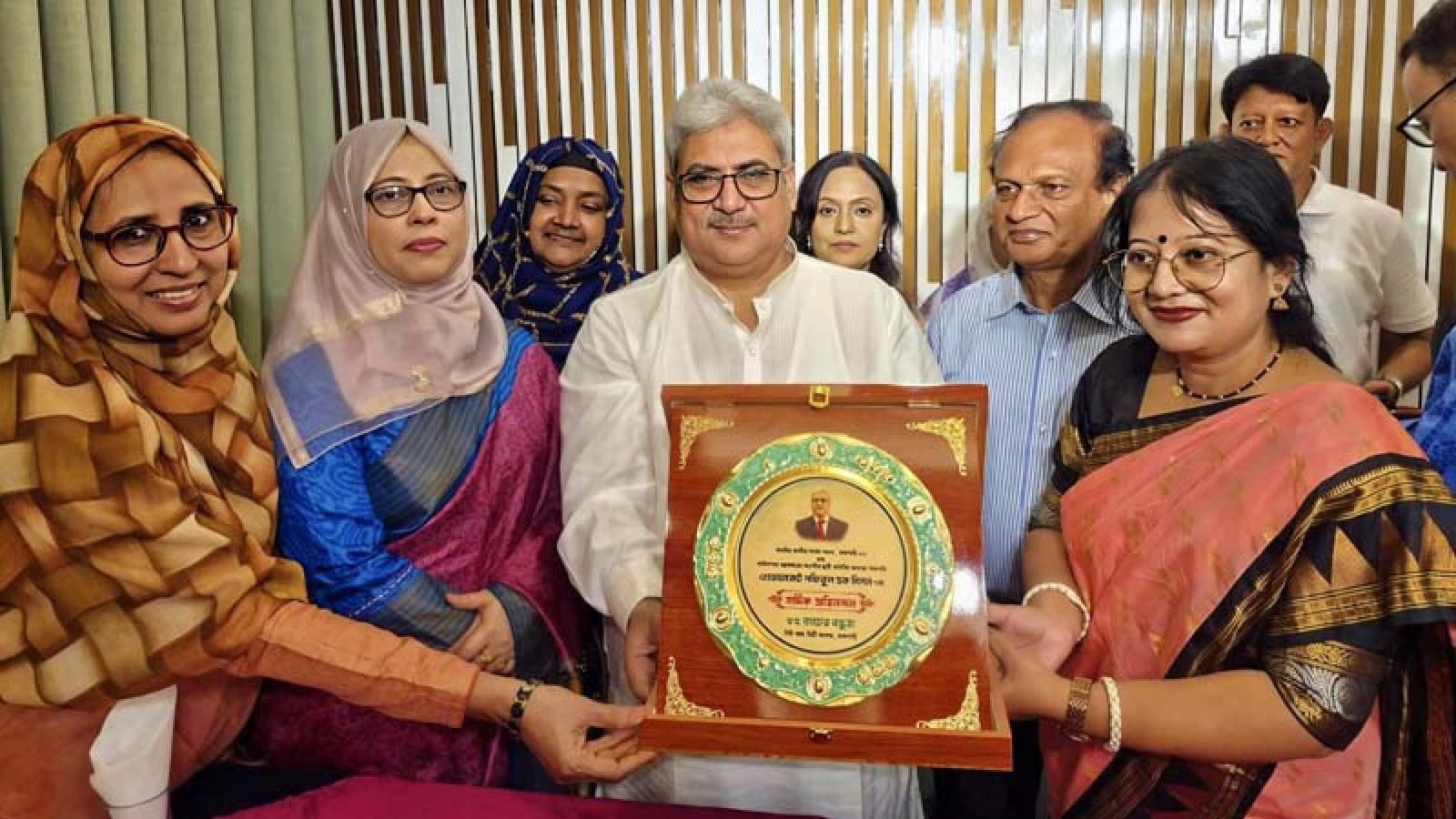 সহপাঠী থেকে সংসদ সদস্য, নতুন দায়িত্বে এমপি মিলনকে সংবর্ধনা দিলেন ৮৫ ব্যাচের বন্ধুরা