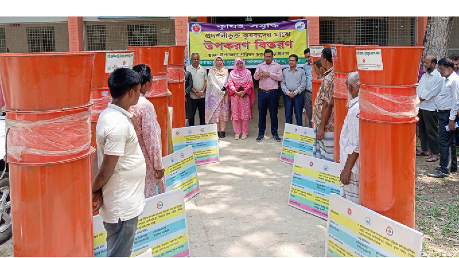 বড়াইগ্রামে কৃষকদেও মাঝে বিনামূল্যে এয়ার ফ্লো মেশিন বিতরণ