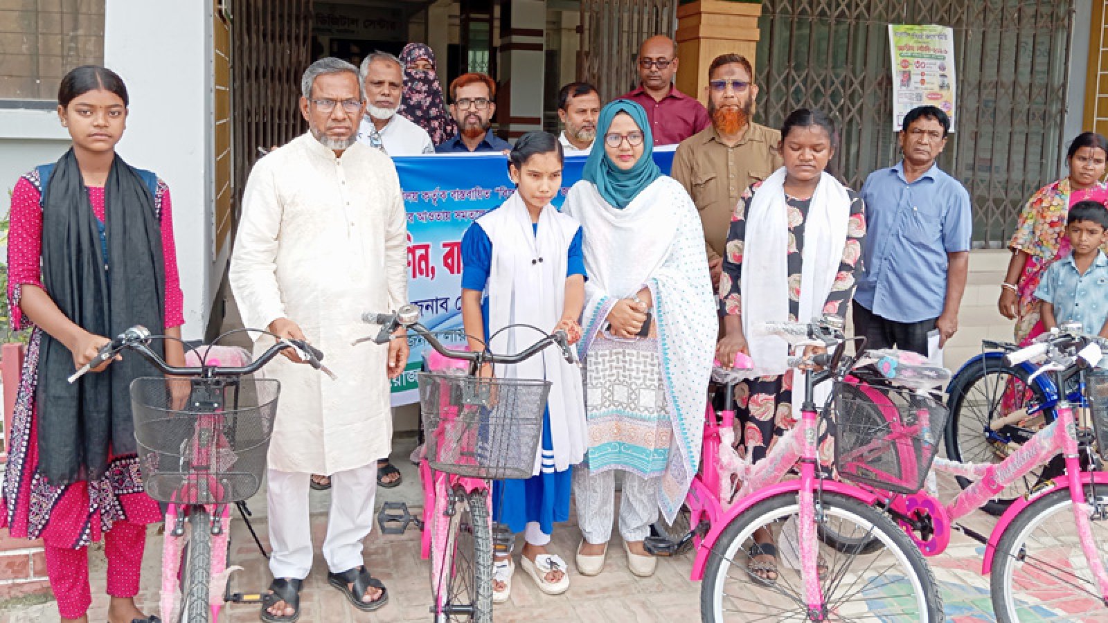 বড়াইগ্রামে ক্ষুদ্র নৃ-গোষ্ঠীদের মাঝে শিক্ষাবৃত্তি, বাইসাইকেল ও সেলাই মেশিন বিতরণ