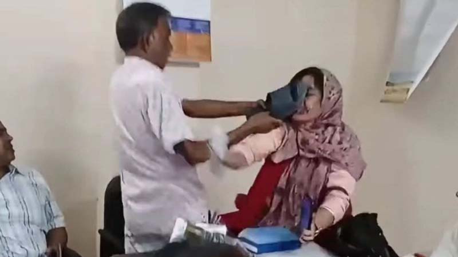 বিএনপি নেতাকে থাপ্পর, পাল্টা শিক্ষিকাকে জুতাপেটা