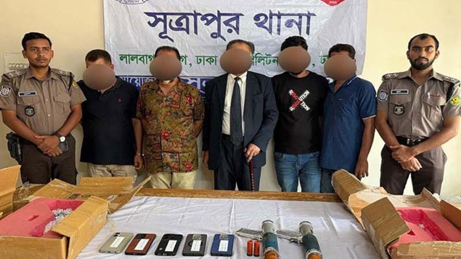 সূত্রাপুরে দোকানে অস্ত্র রেখে ব্যবসায়ীকে ফাঁসানোর পরিকল্পনা নস্যাৎ, গ্রেপ্তার ৫