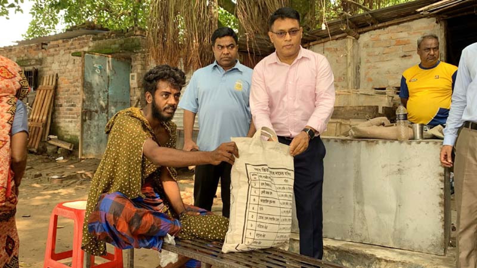 পদ্মায় নৌকা হারিয়ে নিঃস্ব মানুষের পাশে দাঁড়ালেন ডিসি