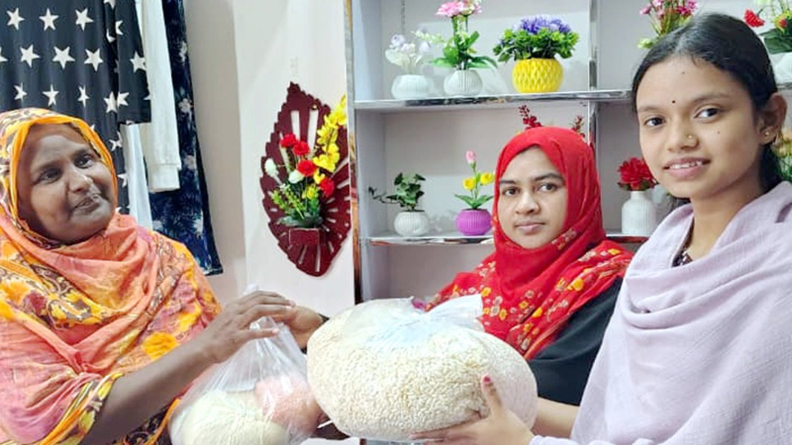 রমজানে ভাগাভাগির আনন্দ, অসহায়দের পাশে ফুলবাড়ী যুব উদ্যোক্তা পরিবার