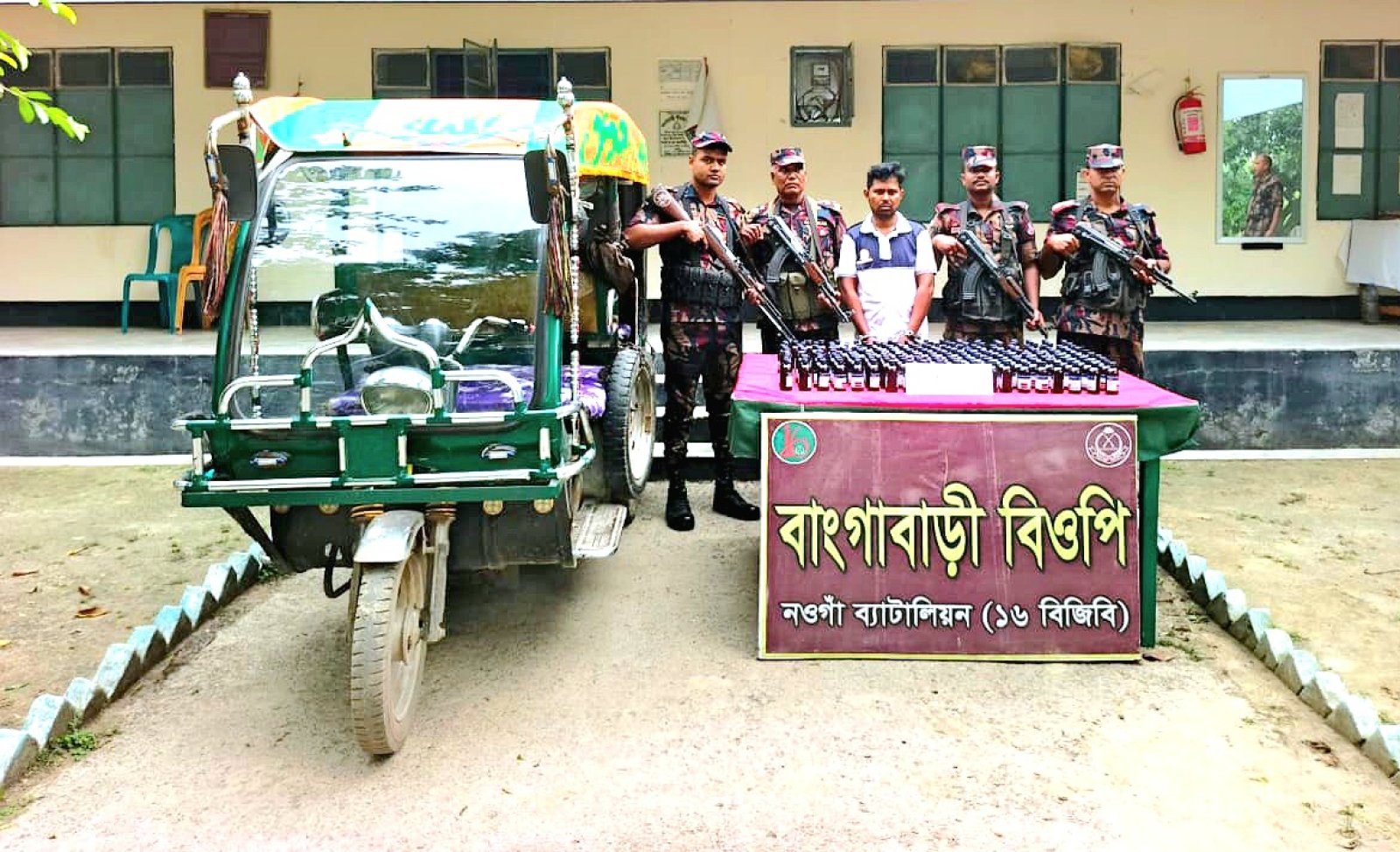 গোমস্তাপুরে ভারতীয় স্কাপ সিরাপসহ আটক ১