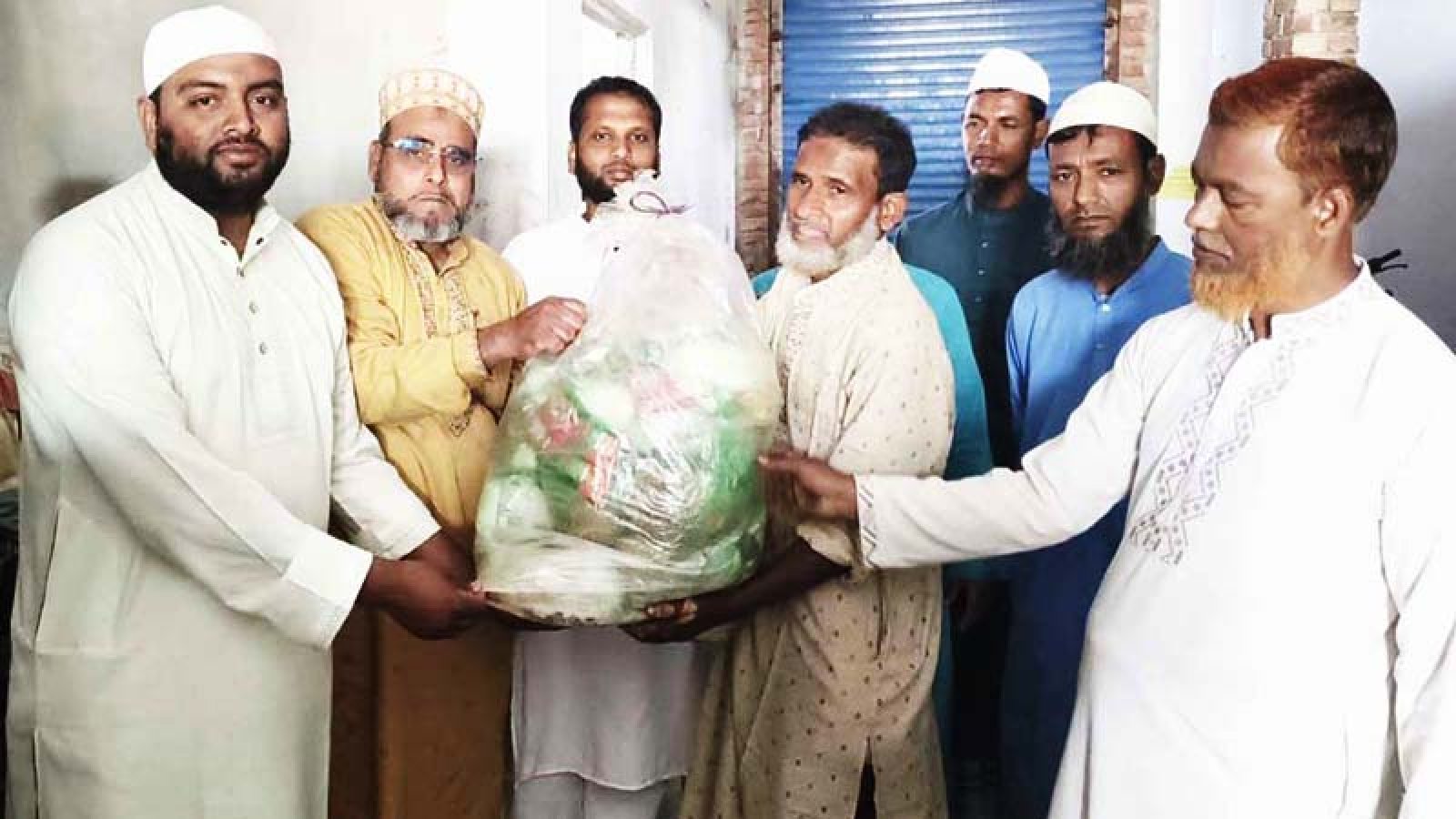 পোরশায় জামায়াতের ইফতার সামগ্রী বিতরণ