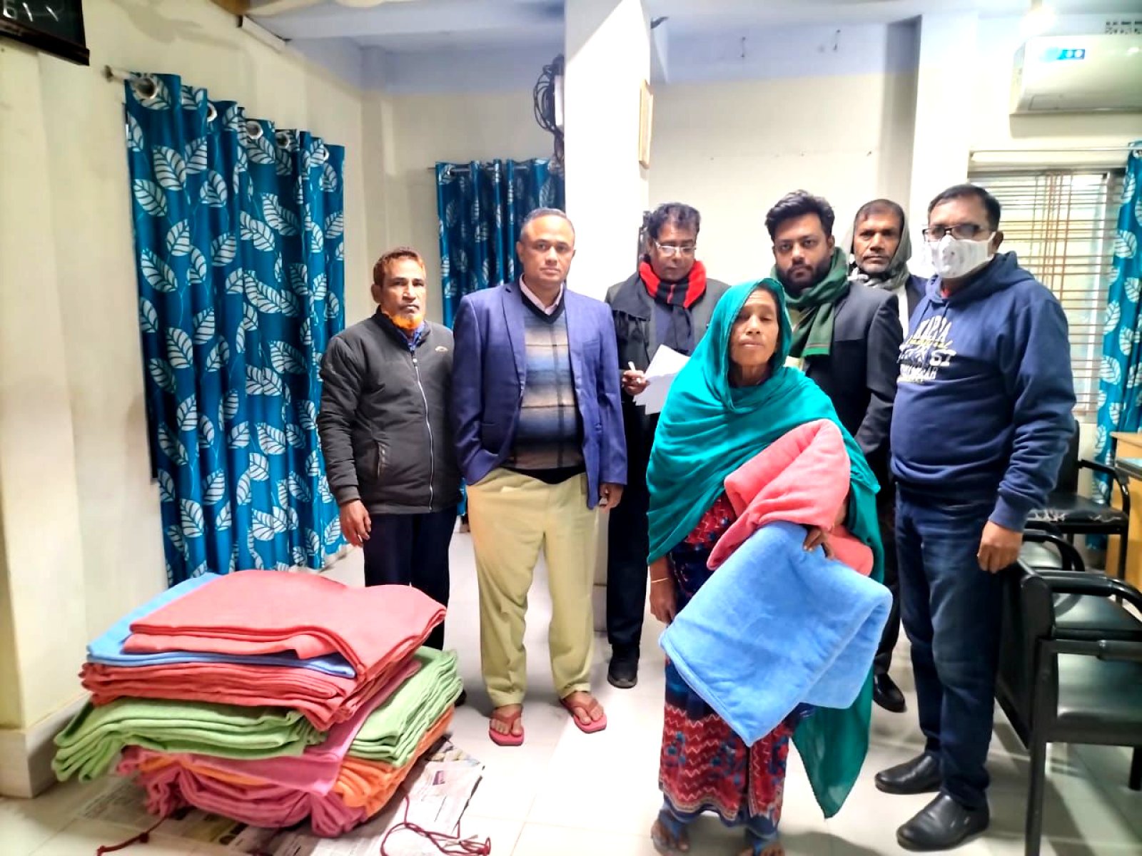 আত্রাইয়ে দুস্থদের মাঝে পল্লী বিদ্যুতের কম্বল বিতরণ
