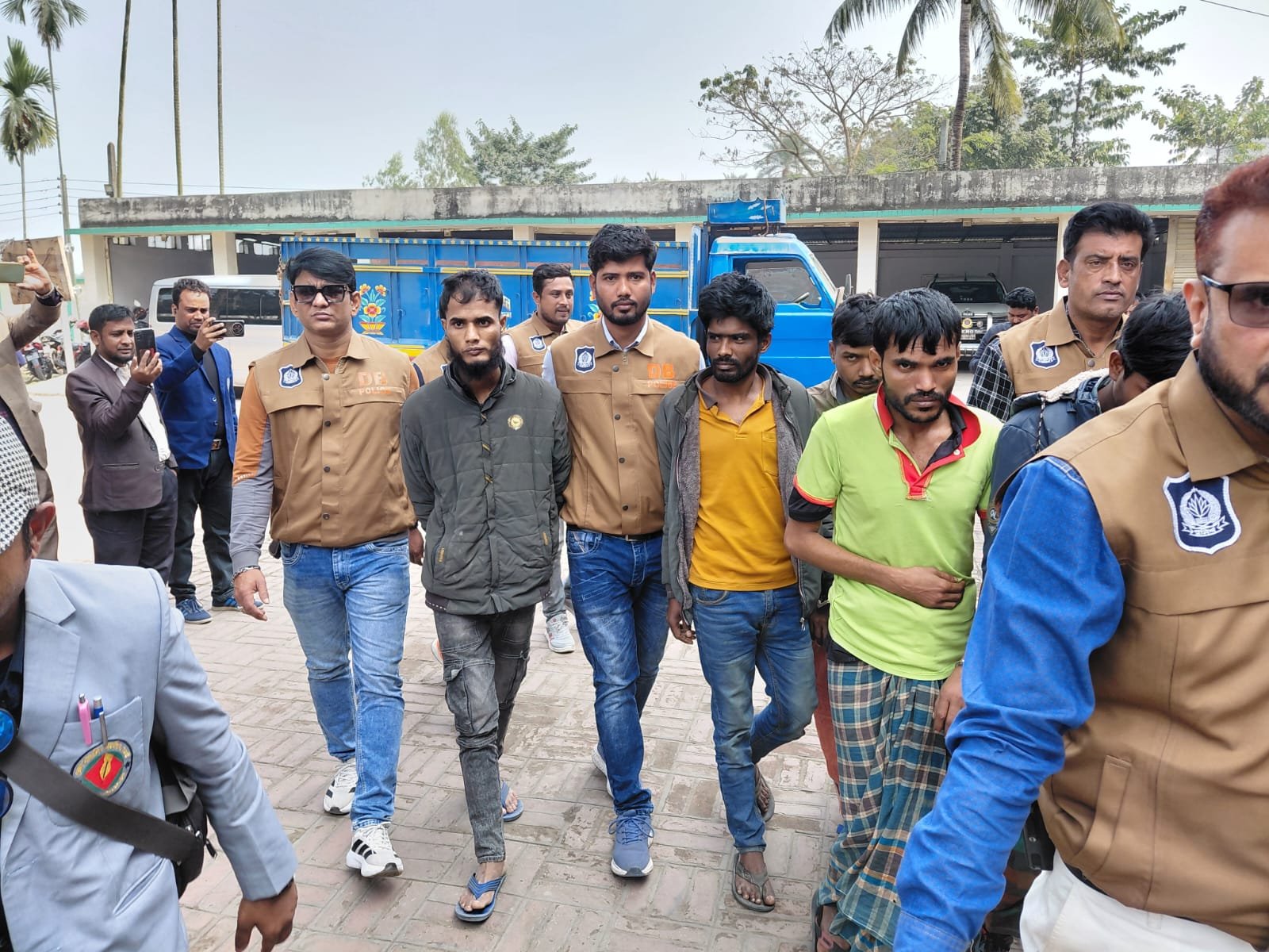 নওগাঁয় আন্ত:জেলা ডাকাত চক্রের ছয়জন সদস্য আটক