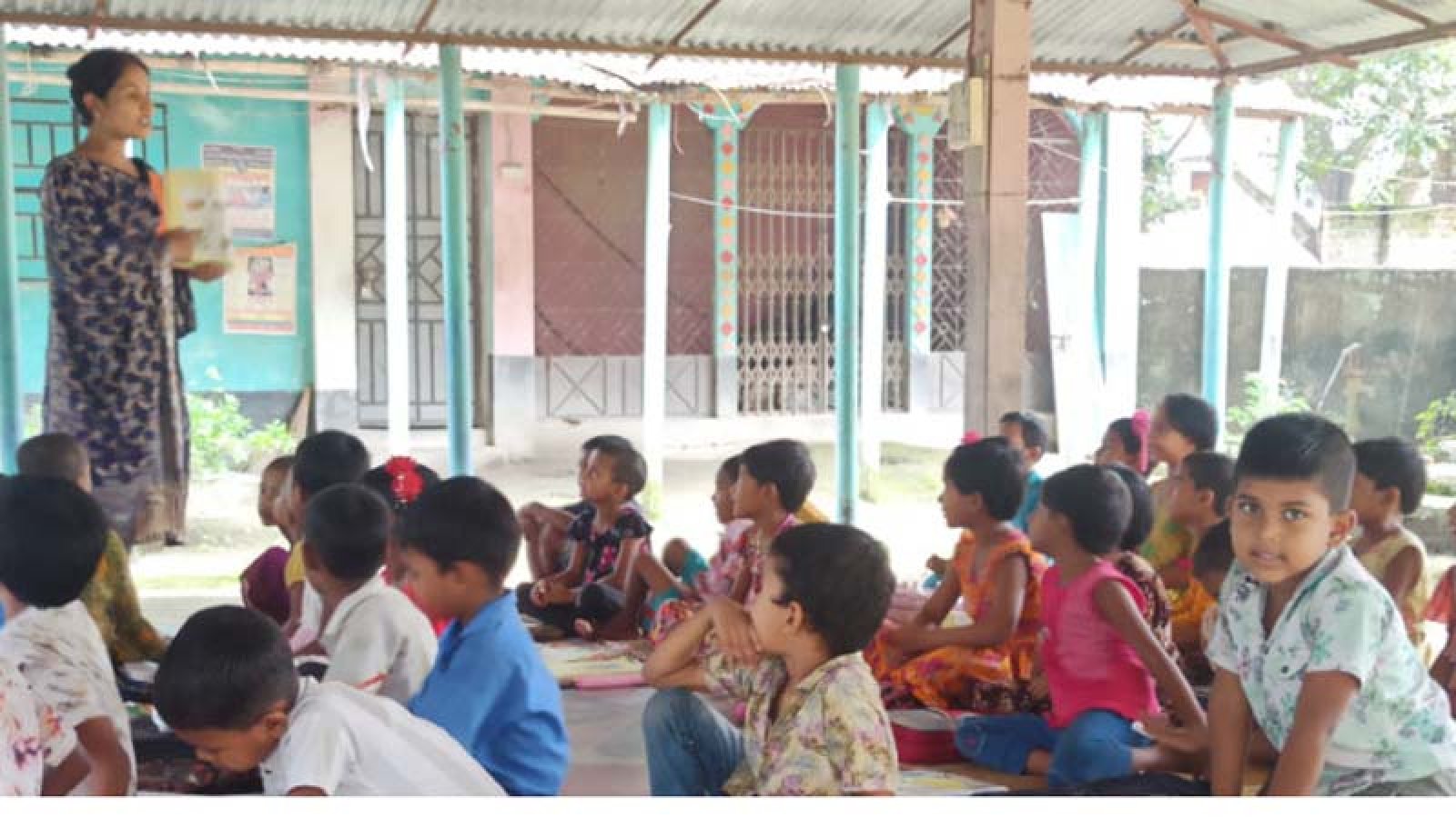 দুই বছর ধরে মন্দিরের বারান্দায় চলছে বিদ্যালয়ের পাঠদান