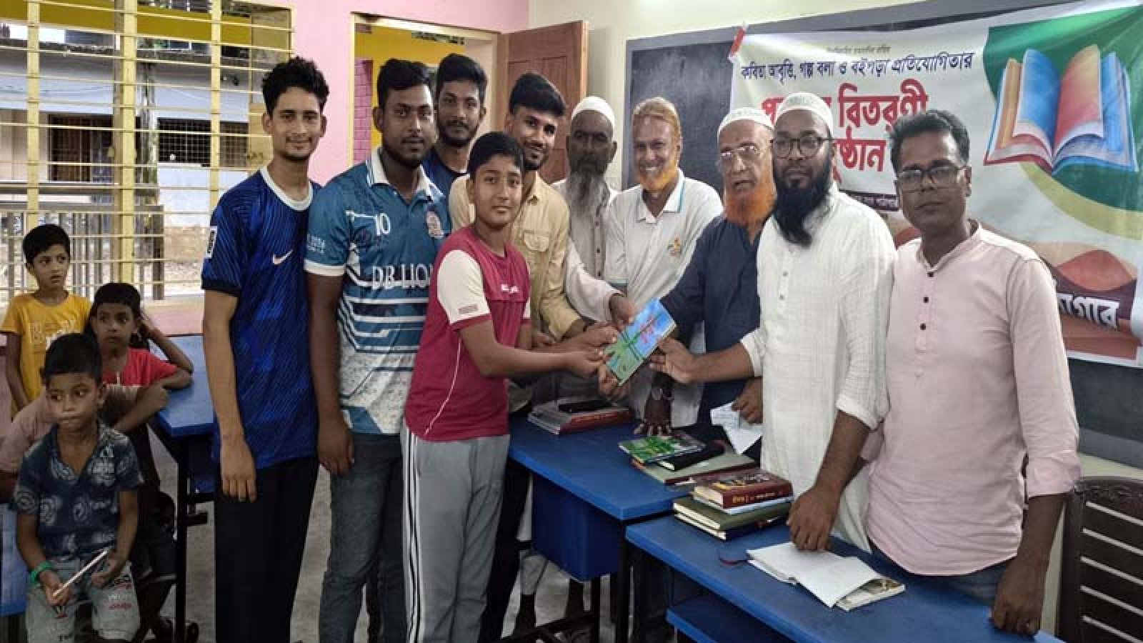 রাণীনগরে বই-কলম উপহার পেলো শিক্ষার্থীরা